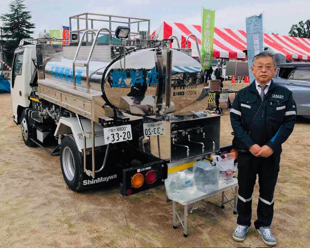 gokoku_bowz's tweet photo. おはようございます。
午前1時のギター弾き。
今朝もテレキャス。

千葉県企業局（水道）の後輩らが、熊本地震の応急給水活動を開始しました。8月2日（日）から、給水車2台（職員6名）を被災地に派遣しました。終期は未定です。（写真は給水車、昨年の訓練時）
これは、（公社）日本水道協会からの要請によるものです。

能登地震の際は、1月1日の発災から3月31日まで、職員が派遣されました。引継ぎを含めて5日間交替と記憶しています。長丁場の応援のため、派遣が複数回になる職員もいました。（千葉県は前回の熊本地震の際も職員を派遣しています）

派遣職員の皆様を応援します。
#小坂英二先生政経塾　
#千葉市若葉区　
#千葉県企業局