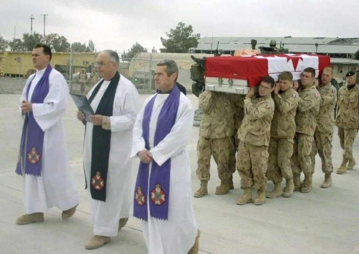 Victoria59L's tweet photo. Canada 🇨🇦 today with @liberal_party ⬇️

So Canadian Military personnel can't bless the deceased using the word "God", but Muslims can Pray in the middle of the street and scream "Allah Akbar" at the top of their lungs in front of government offices and political rallies⁉️

Canadian soldiers are the centre of our sovereignty. Their honor should be respected above all else.

Refugees and asylum seekers pour coffee and flip semi trucks on the highway‼️ 

Let’s not confuse what’s Canadian. 

Muslim values are not canadian values‼️