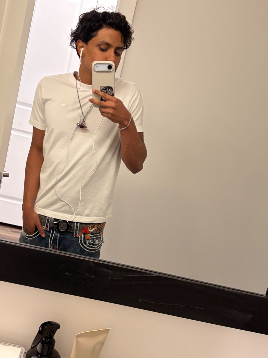 kanuhme's tweet photo. Boutta start school again no more chudding out for me :(( https://t.co/OBMA012BcN