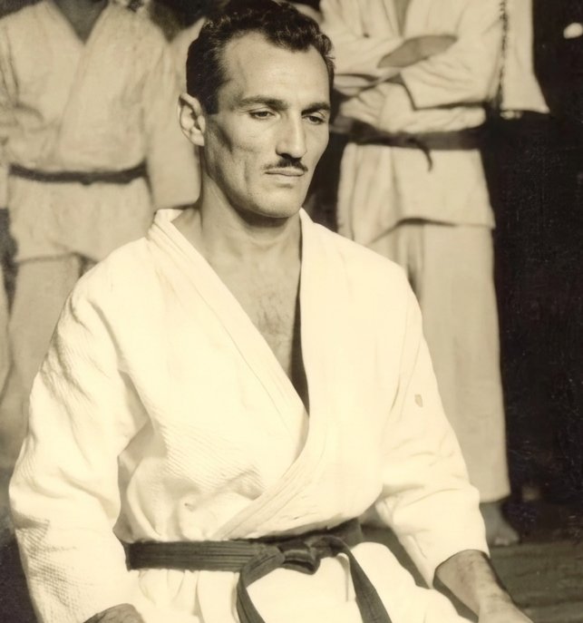 Atlantic_Sprt's tweet photo. Hélio Gracie se preparando para o histórico duelo com Masahiko Kimura no Maracanã (1951) | 🇧🇷 https://t.co/9X9xIT8M8T