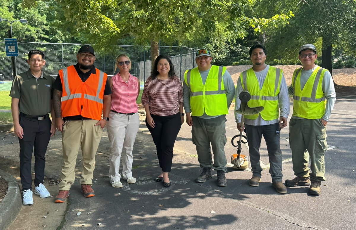 MonicaMarinCruz's tweet photo. Gracias al equipo del Programa de Movilidad Laboral de Cancillería por hacer posible este encuentro con nuestros trabajadores temporales en Georgia. 🇺🇸

Conocer sus historias y escuchar sus experiencias ha sido un orgullo. Ellos ponen en alto el nombre de El Salvador.🇸🇻👏 https://t.co/wGZepdrfi4