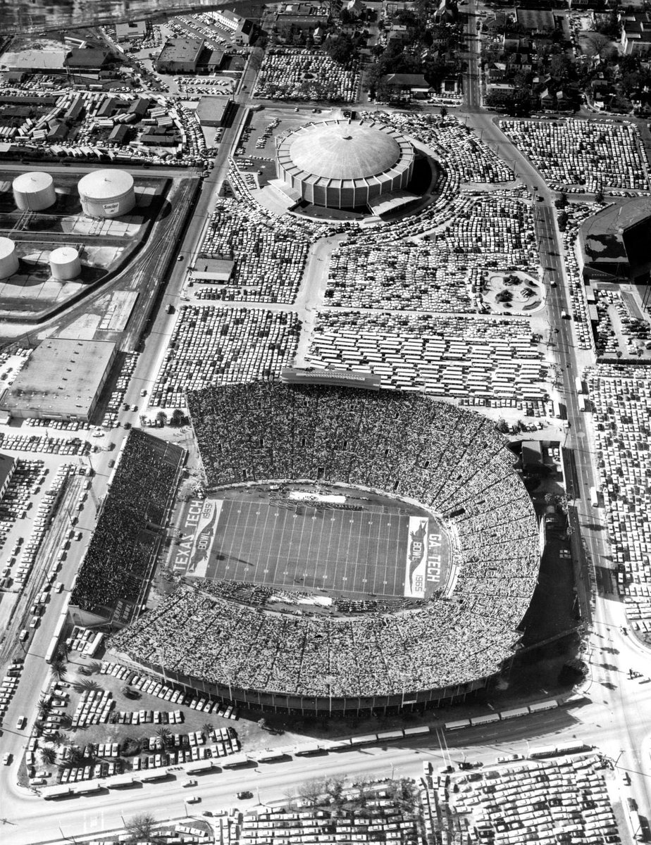 BoldCityBeat's tweet photo. The Gator Bowl and Coliseum in 1965. 

That’s a lot of parking…

📸: @FLMemory https://t.co/p0H8URIIrC