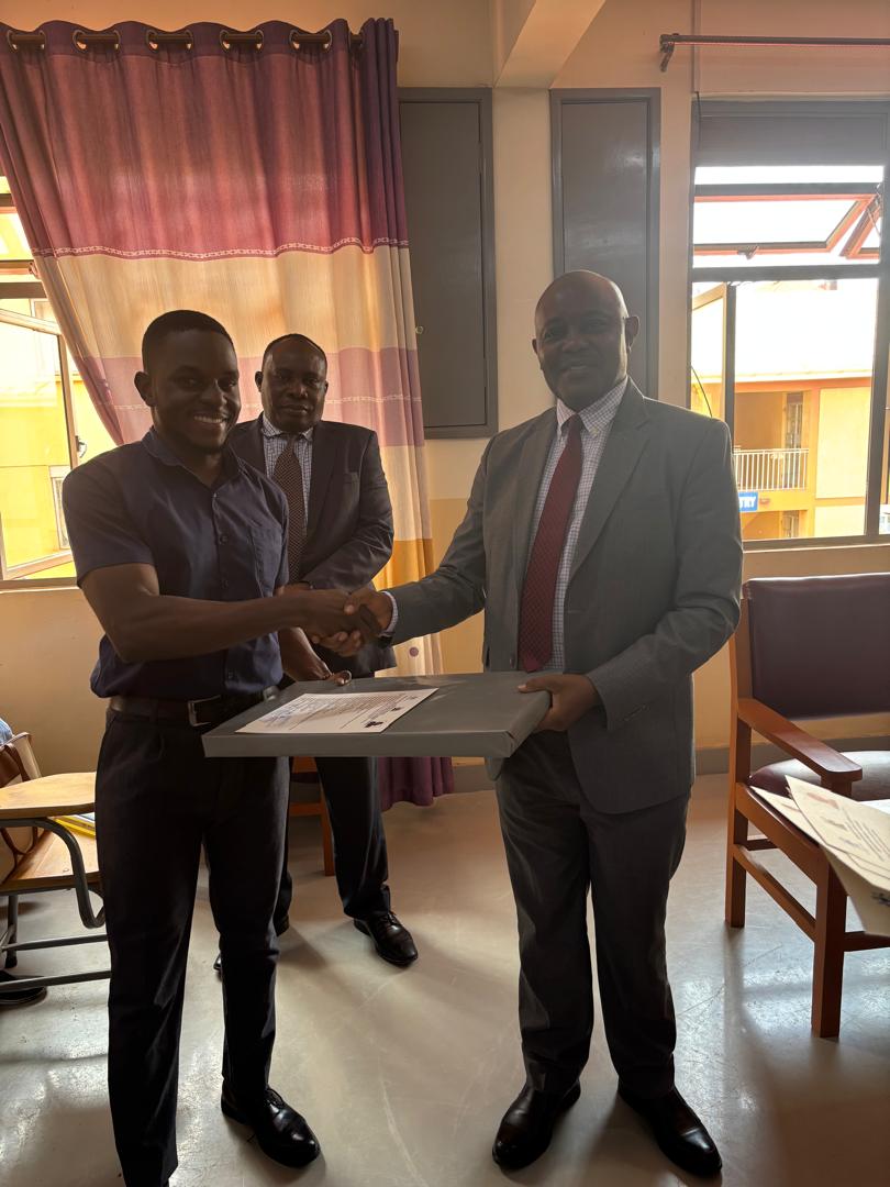 kirudduNRH's tweet photo. Today the internship committee together with the Top Management @kirudduNRH have held a farewell engagement with the completing Medical interns, where we have got feedback back on their stay for future planning purposes and they have as well received career guidance, advice from seniors medical staff. Award of certificates, gifts to outstanding interns among others. @Kabugocharles01 has emphasised, humility, continuous reading to up their medical skills and integrity in whatever they undertake. @falisyll @olaro_charles @DianaAtwine @ainbyoo