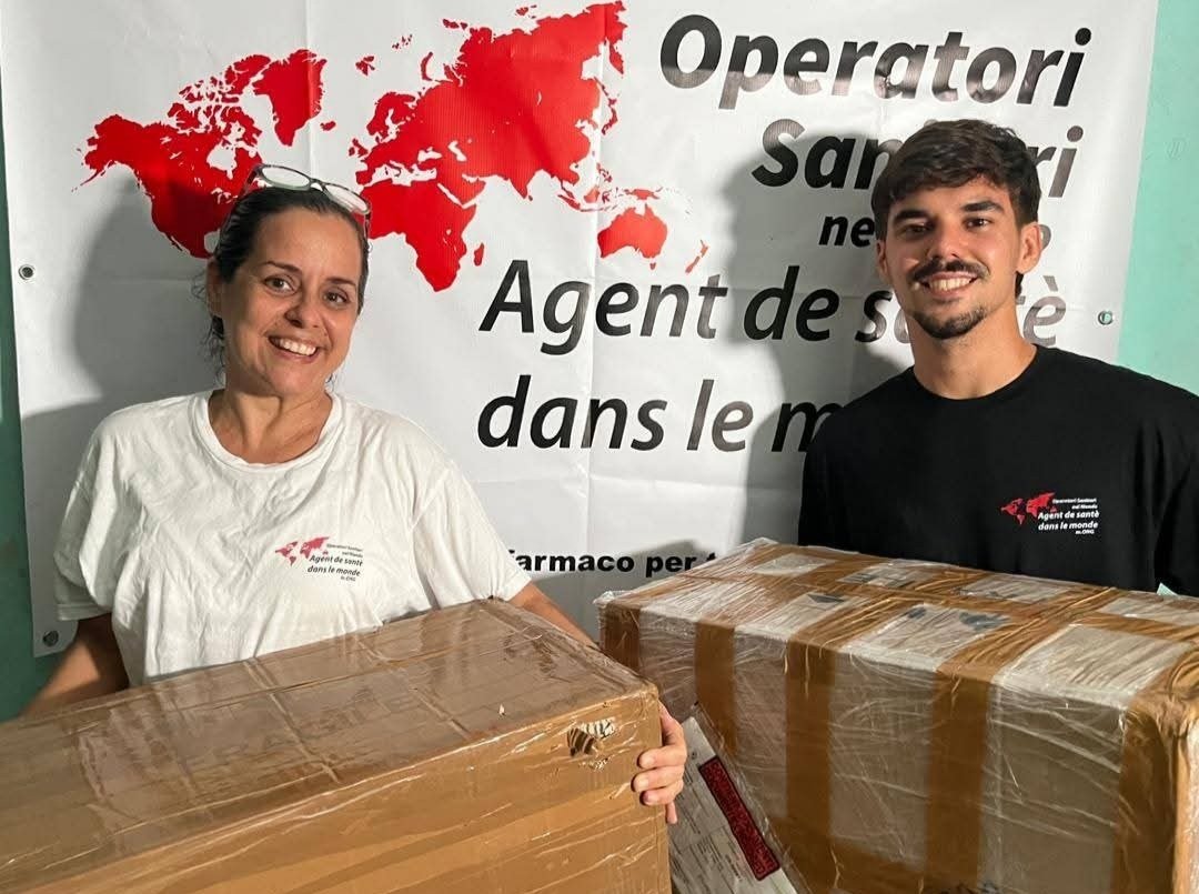 OSNMITALY's tweet photo. Da #Napoli è partito un container con 997 kg di aiuti #sanitari destinati a #Cuba.
Materiale #medico, dispositivi #sanitari, #farmaci e tutto ciò che può contribuire a sostenere #ospedali e operatori sanitari #VOLONTARI che oggi si trovano ad affrontare una grave carenza di risorse.
Come Operatori Sanitari nel Mondo, continuiamo a essere al fianco delle popolazioni più vulnerabili. I nostri volontari lavorano ogni giorno con impegno, perché crediamo che il diritto alla #salute non debba conoscere confini.
Di fronte a una situazione resa sempre più difficile dalle restrizioni e dalle sanzioni che, a nostro avviso, stanno aggravando la crisi umanitaria, scegliamo di rispondere con gesti concreti: #solidarietà, assistenza e presenza.
Ogni aiuto può fare la differenza.
Se desideri sostenere le nostre #missioni e permetterci di continuare a salvare #VITE, puoi contribuire con una donazione. Anche un piccolo gesto ci aiuta a portare cure, speranza e dignità a chi ne ha più bisogno.
Grazie a chi continua a camminare al nostro fianco.
Dona ora ➡️ https://t.co/btDO55SzdD
Operatori Sanitari nel Mondo