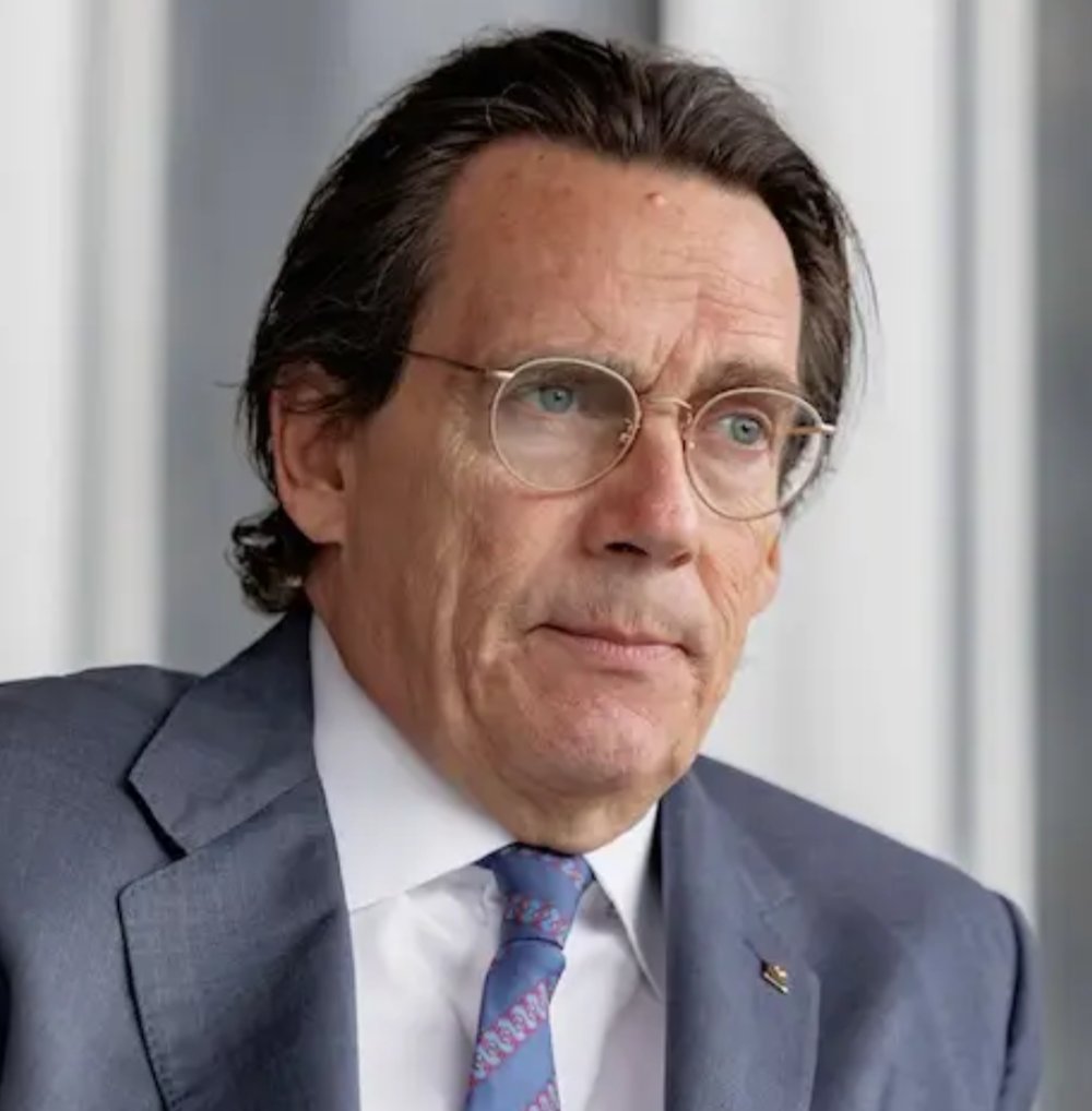 acormierd's tweet photo. PKP a une immense responsabilité dans la situation de domination culturelle gauchiste qui prévaut actuellement au Québec.

Il pourrait transformer son empire médiatique en un équivalent local de CNews ou de FoxNews mais préfère donner des gages à la matanterie consensuelle insignifiante soumise au gauchisme.

TVA, c'est simplement le Radio-Canada des pauvres, avec la même ligne éditoriale sur le fond, mais la gloriole semi-intellectuelle en moins.

Québecor ne se sauvera de l'effondrement avec le centrisme sans sel et sans saveur d'un Paul Larocque puis d'une ligne éditoriale dégoulinante de platitudes pro-Carney - donc pro-Ottawa malgré le péquisme d'atmosphère - et fanatiquement anti-Trump qui se retrouve dans tous les autres médias.

QUB Radio est une tentative de redresser la barre, mais c'est la ligne éditoriale de tout le réseau qu'il faut revoir.

Il va falloir injecter de la testostérone aux médias privés pour aller chercher un segment de marché écoeuré par les médias montréalo-centrés grassement subventionnés qui racontent tous les mêmes inepties dégoulinantes de satisfaction morale malgré l'état pourtant catastrophique du Québec et du Canada.

Le sursaut médiatique est possible. C'est simplement une question de courage et de volonté.
