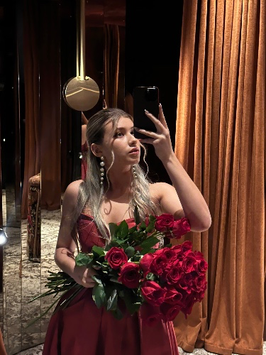 meladison's tweet photo. I just received Flowers for me 💐 from Anonymous via Throne. https://t.co/njuJrhqum4 #Wishlist #Throne https://t.co/1XuXIoiqVO