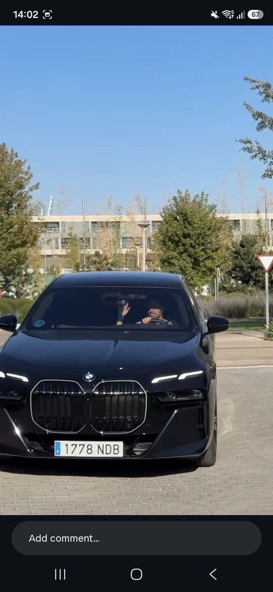 MADRlDISTAS's tweet photo. Bernardo Silva chegou pro primeiro treino numa mini Van e foi embora de BMW nova. 😭🙏

O Real Madrid já entregou o carro dele. https://t.co/nHGQ1KFY9S