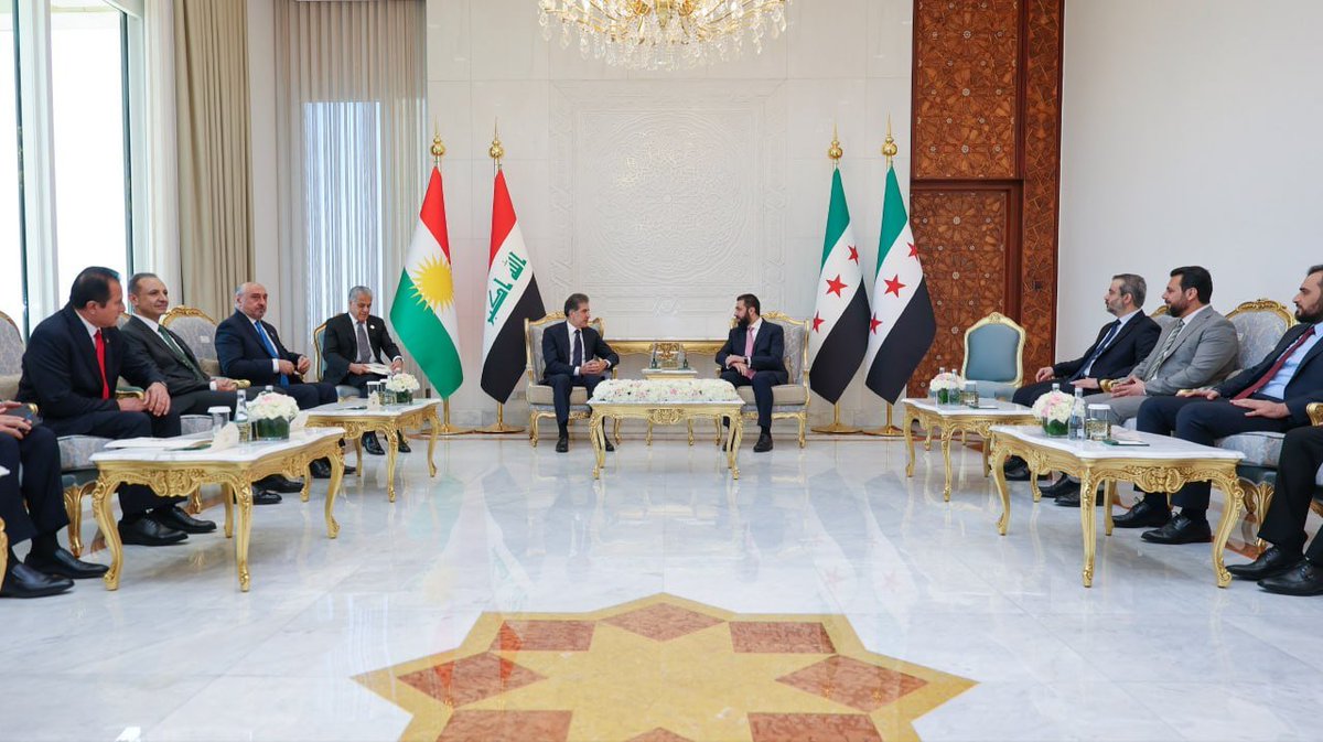 seemon19871's tweet photo. الرئيس السوري
 أحمد الشرع
 ورئيس إقليم كوردستان 
نيجيرفان بارزاني 

بحثا خلال لقائهما
 العلاقات بين الجانبين وسبل تعزيز التعاون والتنسيق
 ولا سيما في المجال الاقتصادي
 إلى جانب مناقشة مستجدات الأوضاع في المنطقة
 وعدد من القضايا ذات الاهتمام المشترك
 بما يسهم في دعم الأمن والاستقرار 
وتعزيز التعاون الإقليمي