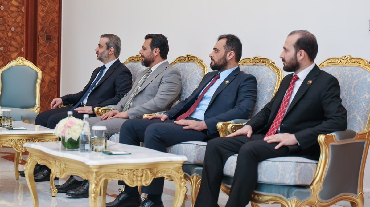 seemon19871's tweet photo. الرئيس السوري
 أحمد الشرع
 ورئيس إقليم كوردستان 
نيجيرفان بارزاني 

بحثا خلال لقائهما
 العلاقات بين الجانبين وسبل تعزيز التعاون والتنسيق
 ولا سيما في المجال الاقتصادي
 إلى جانب مناقشة مستجدات الأوضاع في المنطقة
 وعدد من القضايا ذات الاهتمام المشترك
 بما يسهم في دعم الأمن والاستقرار 
وتعزيز التعاون الإقليمي