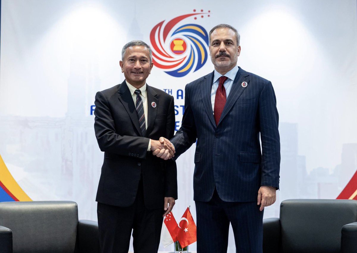 tatlioglu's tweet photo. ✒️ “🇹🇷 Türkiye’nin ASEAN başarısı diplomasinin ötesinde ne ifade ediyor?”

#Türkiye’nin ASEAN’ın 12. Diyalog Ortağı olarak kabul edilmesi, ilk bakışta diplomatik bir statü değişikliği gibi görünse de, gerçekte Ankara’nın son yıllarda izlediği çok yönlü dış politikanın en önemli kurumsal kazanımlarından biridir. Küresel ekonomik ve jeopolitik ağırlık merkezinin Atlantik’ten Hint-Pasifik’e kaydığı bir dönemde alınan bu karar, Türkiye’nin Asya-Pasifik’teki etkinliğini artırırken ticaret, savunma sanayii, teknoloji ve ulaştırma alanlarında da yeni fırsatlar sunmaktadır.

#ASEAN, yaklaşık 700 milyonluk nüfusu ve 4 trilyon doları aşan ekonomik büyüklüğüyle dünyanın en dinamik bölgesel örgütlerinden biridir. Küresel üretimin önemli bir bölümü Güneydoğu Asya’da gerçekleşirken, yarı iletkenlerden kritik minerallere, deniz ticaretinden dijital ekonomiye kadar birçok stratejik sektörün ağırlık merkezi de bu coğrafyaya kaymaktadır. ABD ile Çin arasındaki rekabet ise ASEAN ülkelerini küresel jeopolitiğin en kritik aktörlerinden biri haline getirmiştir.

Türkiye’nin Diyalog Ortağı statüsü kazanması, Ankara’nın bu dönüşümün dışında kalmak istemediğini göstermektedir. Bu statü sayesinde Türkiye, ASEAN’ın siyasi, ekonomik ve güvenlik mekanizmalarına daha aktif katılabilecek, üst düzey toplantılarda düzenli olarak yer alabilecek ve bölgesel iş birliği projelerinde daha görünür hale gelecektir. Böylece Türkiye’nin Asya-Pasifik politikası daha güçlü bir kurumsal zemine kavuşacaktır.

Ekonomik açıdan bu gelişme yalnızca ticaret hacmini artırma potansiyeli taşımamaktadır. ASEAN, küresel tedarik zincirlerinin yeniden şekillendiği bir dönemde yatırım, üretim ve teknoloji alanlarında giderek daha fazla önem kazanmaktadır. Türk şirketlerinin bölge pazarına erişiminin kolaylaşması; savunma sanayii, enerji, altyapı ve dijital teknolojiler başta olmak üzere birçok sektörde yeni iş birliklerinin önünü açabilir. Özellikle Türk savunma sanayiinin Asya pazarındaki yükselişi dikkate alındığında, bu ortaklığın stratejik iş birliklerini hızlandırması beklenebilir.

Jeopolitik açıdan ise Türkiye’nin Avrupa, Orta Doğu, Kafkasya ve Orta Asya’nın kesişim noktasındaki konumu ASEAN için de önemli fırsatlar sunmaktadır. Orta Koridor ve Kalkınma Yolu Projesi gibi girişimler, Türkiye’yi Güneydoğu Asya ile Avrupa arasındaki ticaretin önemli bağlantı noktalarından biri haline getirebilir. Aynı şekilde ASEAN ülkeleri de Türkiye açısından Hint-Pasifik’e uzanan stratejik ortaklık ağının önemli halkalarını oluşturmaktadır.

Dikkat çeken bir diğer unsur ise ASEAN’ın Diyalog Ortaklığı statüsünü oldukça sınırlı sayıdaki ülkeye vermesidir. Türkiye’nin 2010 yılında ASEAN Dostluk ve İş Birliği Antlaşması’na katılması, 2017’de Sektörel Diyalog Ortağı olması ve bugün Diyalog Ortağı statüsüne yükselmesi, Asya açılımının uzun vadeli ve istikrarlı bir strateji üzerine inşa edildiğini göstermektedir.

Elbette bu başarının gerçek değeri, diplomatik statünün somut sonuçlara dönüştürülmesiyle ölçülecektir. Ticaret hacminin artırılması, ortak teknoloji projeleri, savunma sanayii iş birlikleri, ulaştırma koridorları ve karşılıklı yatırımların geliştirilmesi bu sürecin en önemli göstergeleri olacaktır.

Kısacası Türkiye’nin ASEAN’ın 12. Diyalog Ortağı olarak kabul edilmesi yalnızca diplomatik bir unvan kazanılması değildir. Küresel güç merkezinin Hint-Pasifik’e kaydığı bir dönemde Ankara’nın Asya’daki kurumsal varlığını güçlendiren, ekonomik ve stratejik hareket alanını genişleten önemli bir adımdır. ASEAN ile kurulan bu ortaklık, çok kutuplu uluslararası sistemde Türkiye’nin etki alanını genişletme hedefinin en somut göstergelerinden biri olarak değerlendirilebilir.