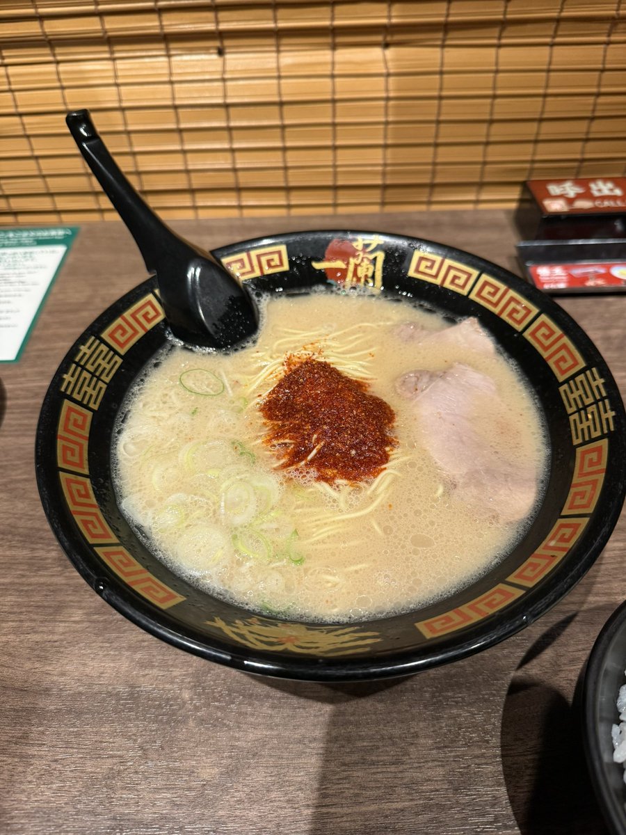 heimu_v0122v's tweet photo. 深夜の一蘭最高すぎる https://t.co/myb9iMgH43