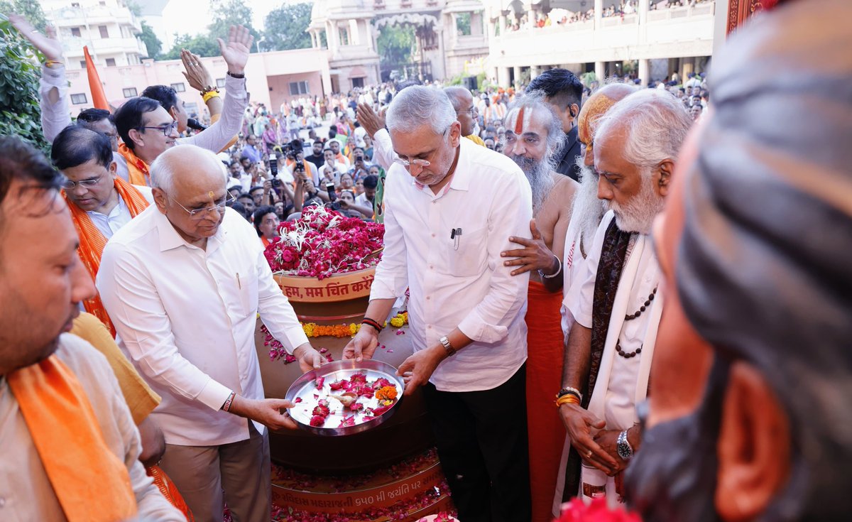 iJagdishBJP's tweet photo. સંત શિરોમણી શ્રી ગુરુ રવિદાસ મહારાજની જય 🙏

'સમરસતા સંકલ્પ અભિયાન' અંતર્ગત સંત શિરોમણી શ્રી ગુરુ રવિદાસ મહારાજની જન્મભૂમિ કાશીની પાવન માટી સાથે અંબાજીથી પ્રસ્થાન કરેલી ત્રિ-દિવસીય કળશ યાત્રાનું આજે કર્ણાવતી મહાનગરમાં માનનીય મુખ્યમંત્રી શ્રી @Bhupendrapbjp સાથે ભાવસભર સ્વાગત કર્યું.

પવિત્ર કળશની વિધિવત્ પૂજા-અર્ચના કરી તેમજ શ્રી જગન્નાથજી મંદિરમાં કળશનું સ્થાપન કરવાનું સૌભાગ્ય પ્રાપ્ત થયું. 

#SamrastaSankalpAbhiyan