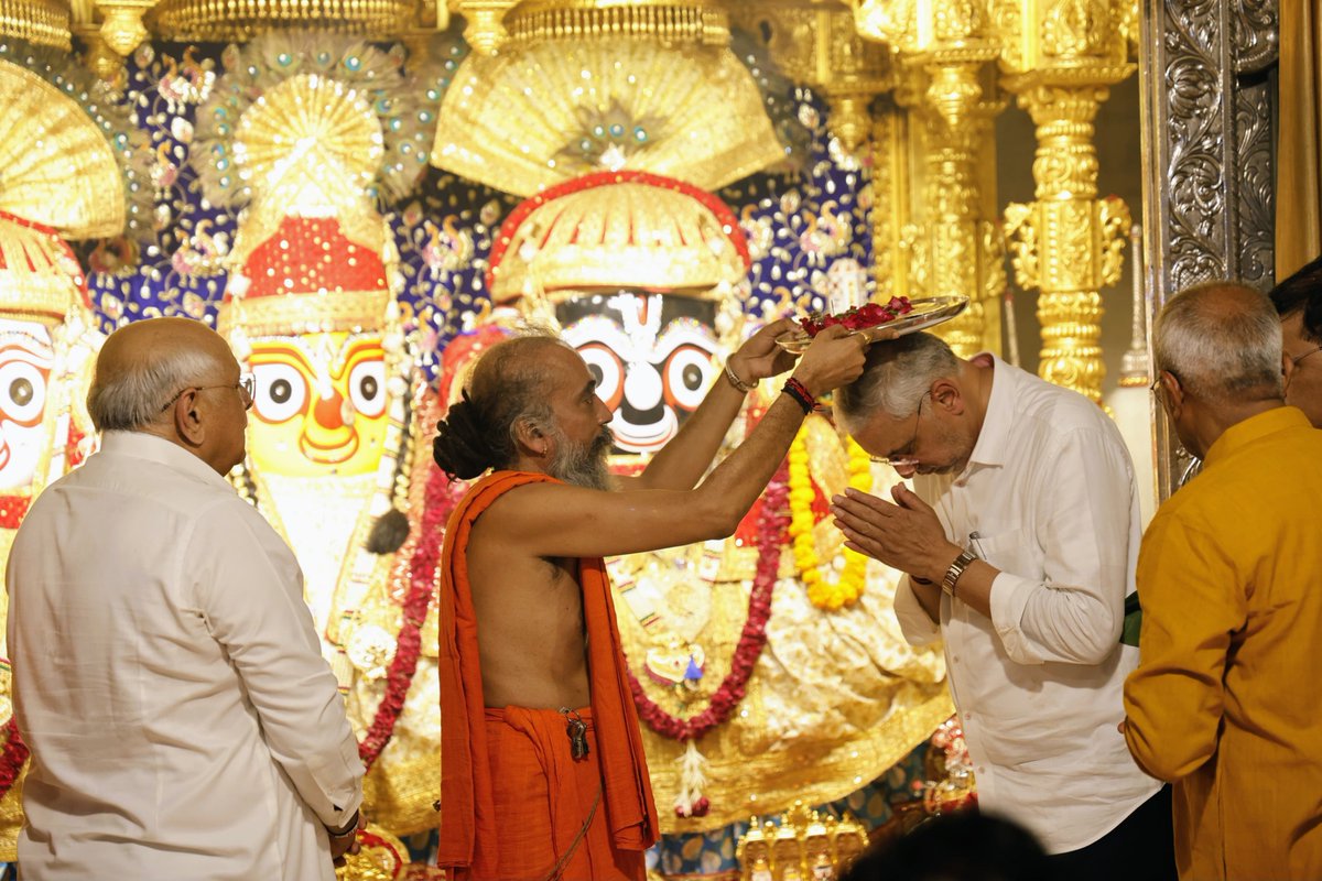 iJagdishBJP's tweet photo. સંત શિરોમણી શ્રી ગુરુ રવિદાસ મહારાજની જય 🙏

'સમરસતા સંકલ્પ અભિયાન' અંતર્ગત સંત શિરોમણી શ્રી ગુરુ રવિદાસ મહારાજની જન્મભૂમિ કાશીની પાવન માટી સાથે અંબાજીથી પ્રસ્થાન કરેલી ત્રિ-દિવસીય કળશ યાત્રાનું આજે કર્ણાવતી મહાનગરમાં માનનીય મુખ્યમંત્રી શ્રી @Bhupendrapbjp સાથે ભાવસભર સ્વાગત કર્યું.

પવિત્ર કળશની વિધિવત્ પૂજા-અર્ચના કરી તેમજ શ્રી જગન્નાથજી મંદિરમાં કળશનું સ્થાપન કરવાનું સૌભાગ્ય પ્રાપ્ત થયું. 

#SamrastaSankalpAbhiyan
