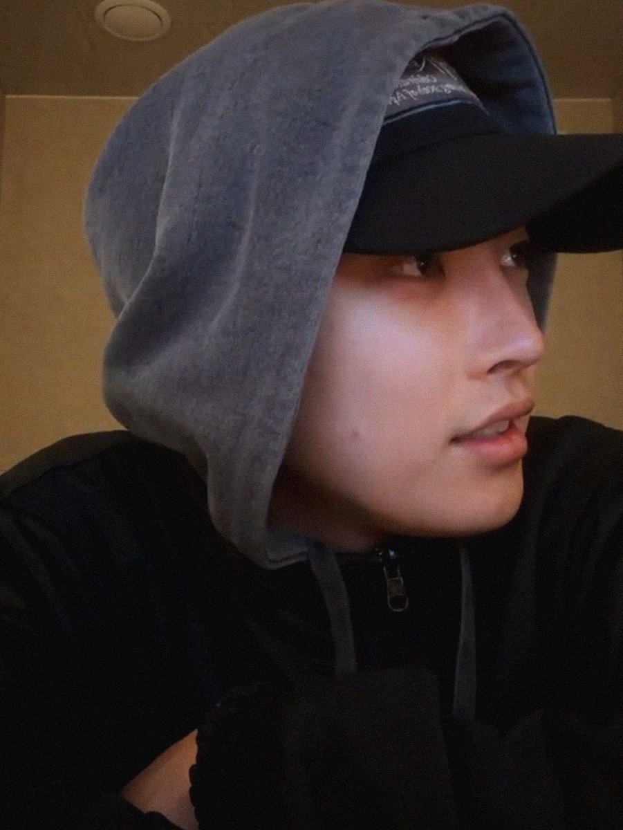 AtinyBitSweet's tweet photo. alpha hj who continually shows up unannounced to his alpha boyfriend’s midnight runs. wearing a hoodie, hat, and face mask, trailing slowly behind the other alpha with his hands in his pockets. https://t.co/2zK16ADH8t