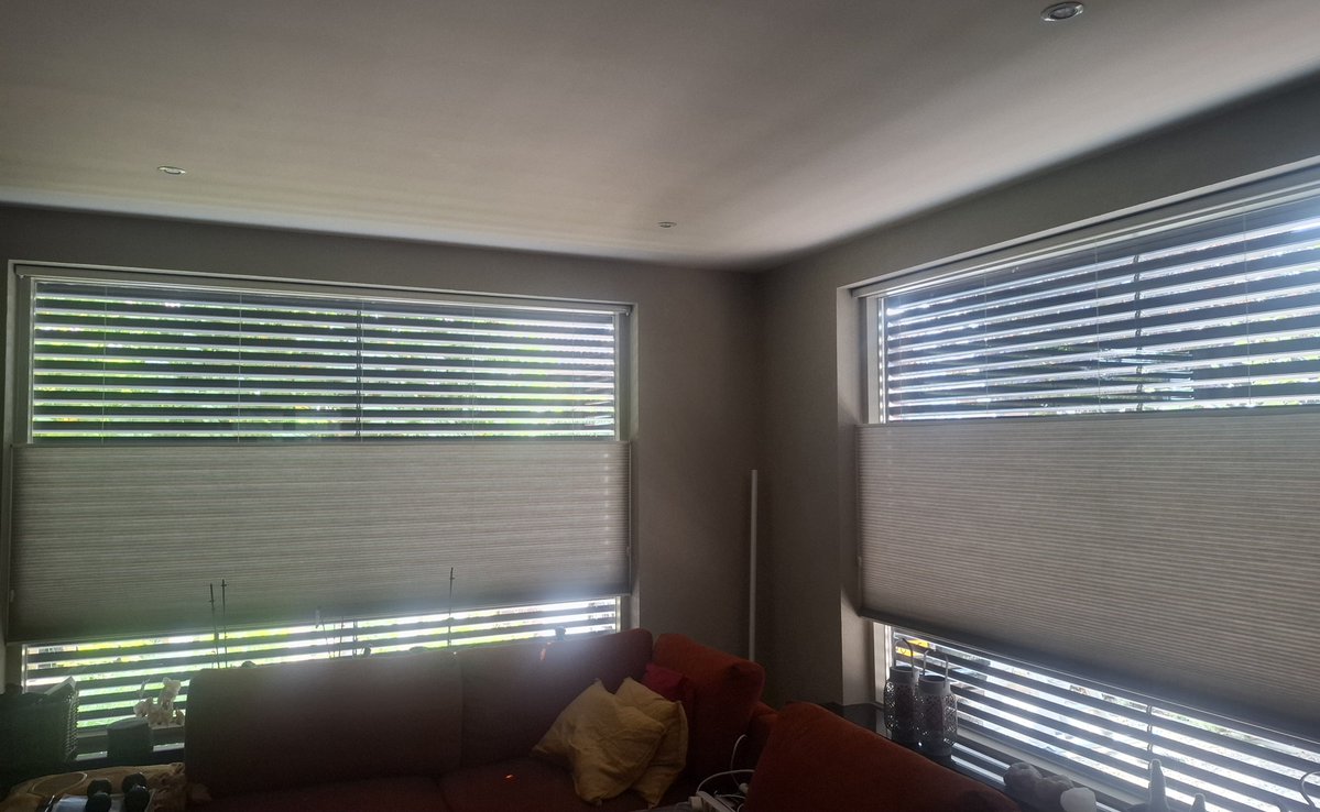 FREMAZonwering's tweet photo. Klaar voor de hitte! ☀️ Deze woning in Rhenen blijft heerlijk koel dankzij een combinatie van rolluiken, jaloezierolluiken en screens. Volledig op zonne-energie (solar) en uitgevoerd in stijlvol zwart. Duurzaam én strak!🖤 #Rhenen #Veenendaal #Ede #Wageningen #Arnhem #Nijmegen eo https://t.co/ADpHsLhTZ9