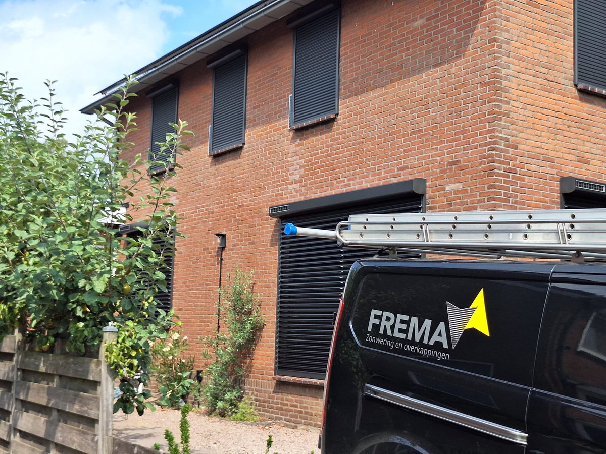 FREMAZonwering's tweet photo. Klaar voor de hitte! ☀️ Deze woning in Rhenen blijft heerlijk koel dankzij een combinatie van rolluiken, jaloezierolluiken en screens. Volledig op zonne-energie (solar) en uitgevoerd in stijlvol zwart. Duurzaam én strak!🖤 #Rhenen #Veenendaal #Ede #Wageningen #Arnhem #Nijmegen eo https://t.co/ADpHsLhTZ9