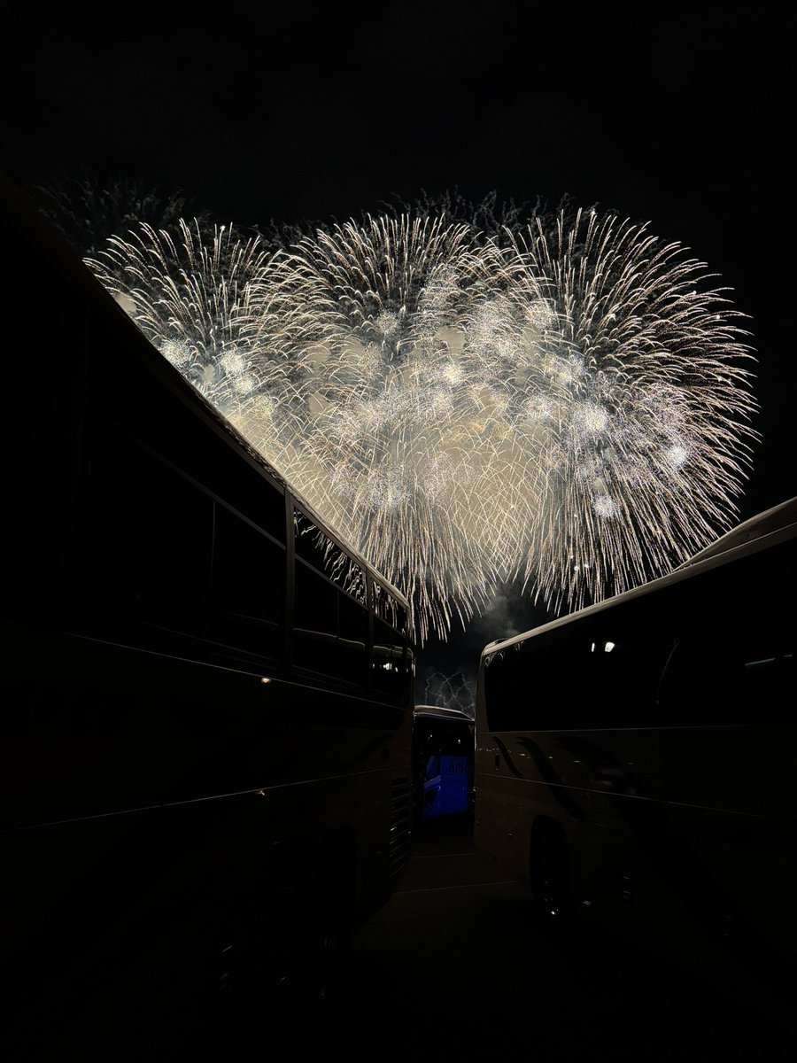 ckbus_group's tweet photo. ＼長岡花火🎆🚍🚌🚌🚌／

迫力があり
花火のドーン💥という音が体に響く
空には色とりどりの🎇

長岡花火は最初に打ち上がる『白菊』に意味があり、戦争や自然災害といった慰霊･復興を祈念するものとされているそうです

熊本、北陸、東日本の方々が一日も早く落ち着いて暮らせますように🤲 https://t.co/uXvFCBoclT