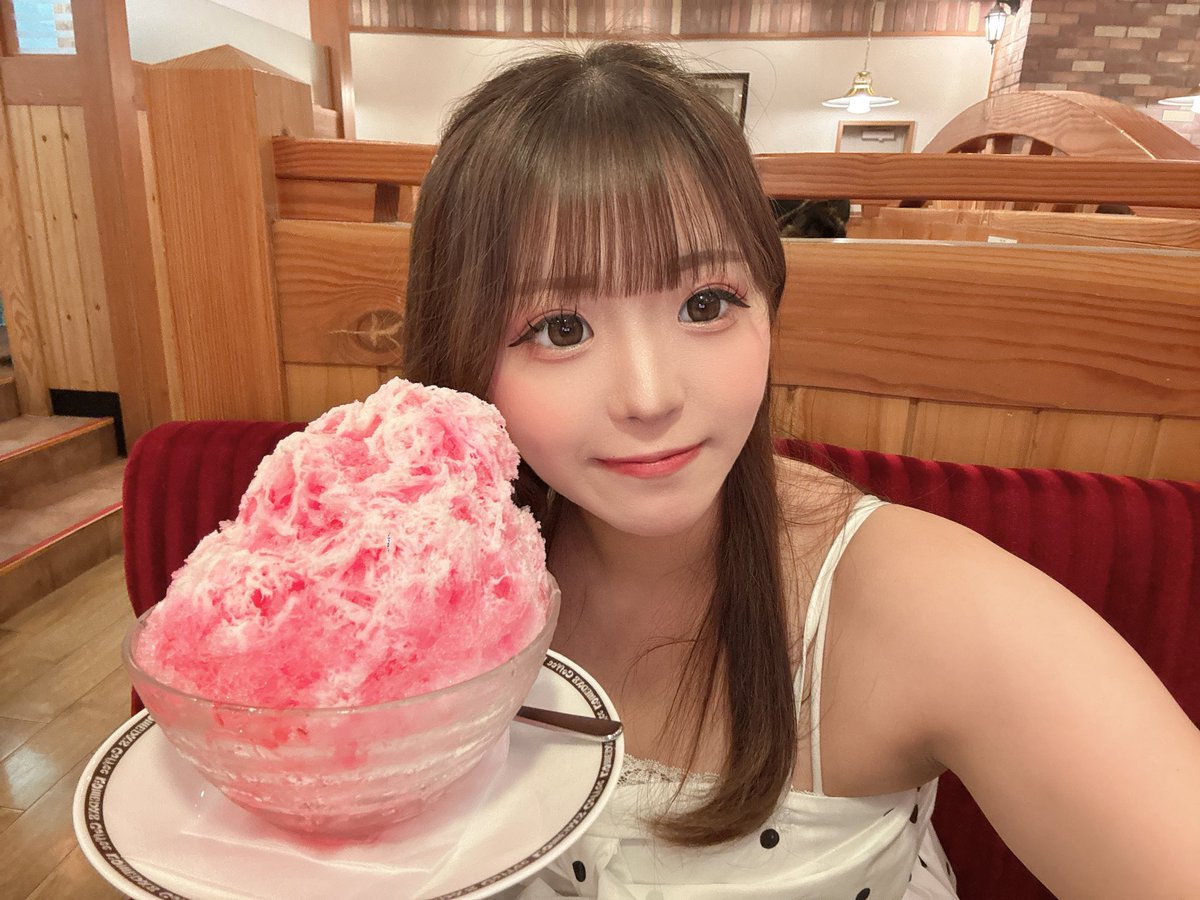 ruru_12m's tweet photo. なんかコメダでかき氷あったからたべた🍧♡
美味しかったけど冷たすぎて体冷えちった。。

前髪ぱっつんになりスンギ😭 https://t.co/vLC17rwQkQ