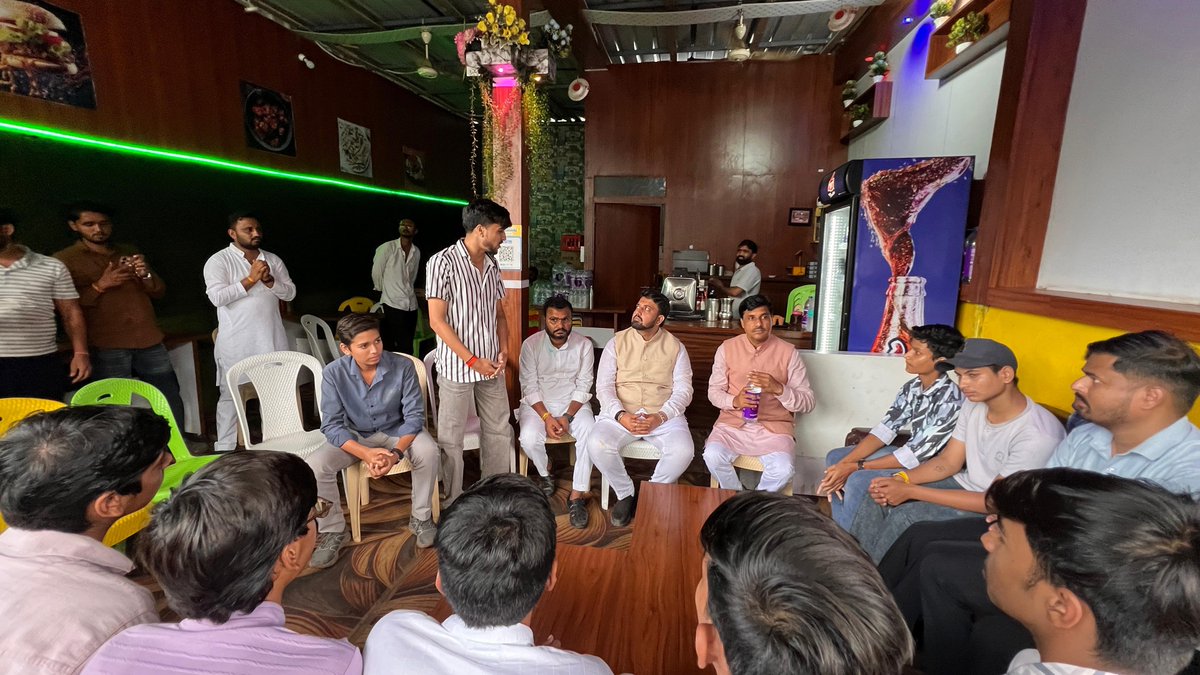 shyamtailorsjr's tweet photo. Gen-Z के साथ संवाद, नए भारत के विचारों के साथ… 🇮🇳✨

आगर प्रवास के दौरान आयोजित “Gen-Z Talk” के माध्यम से युवा सोशल मीडिया इन्फ्लुएंसर्स से आत्मीय संवाद किया।

ये युवा अपनी रचनात्मकता, प्रतिभा और डिजिटल प्लेटफॉर्म की शक्ति का उपयोग समाज में सकारात्मक बदलाव, जागरूकता एवं प्रेरणा के लिए कर रहे हैं। उनके नए विचारों, अनुभवों और आकांक्षाओं को जानना सुखद रहा।

युवाओं की सकारात्मक सोच और नवाचार ही विकसित भारत के संकल्प को नई गति देंगे।