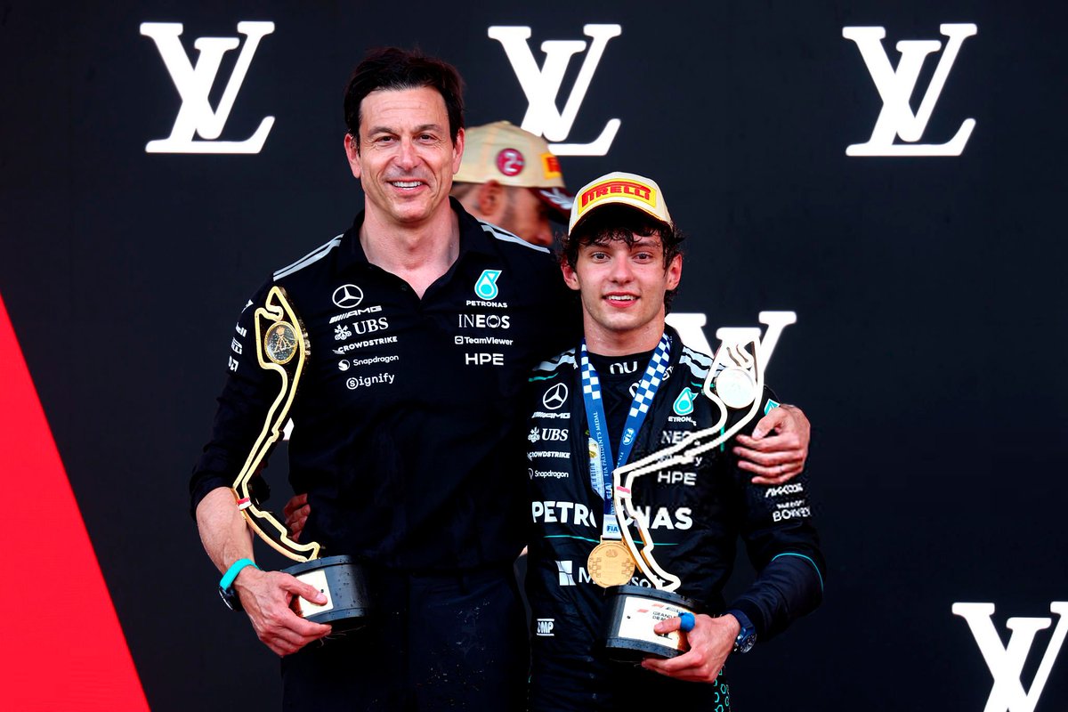 FormulaDirecta's tweet photo. 💥 Toto Wolff: "Kimi Antonelli es el ejemplo de que no hace falta ser un cabrón para tener éxito en la F1"

👉 "En el pasado, en la Fórmula 1 existía la opinión de que para ganar había que ser un cabrón, despiadado y oportunista".

👉 "¿Qué piloto ha cursado el bachillerato o equivalente? Dígame uno que haya terminado sus estudios. Ninguno".

[@Racingnews365c]

#F1