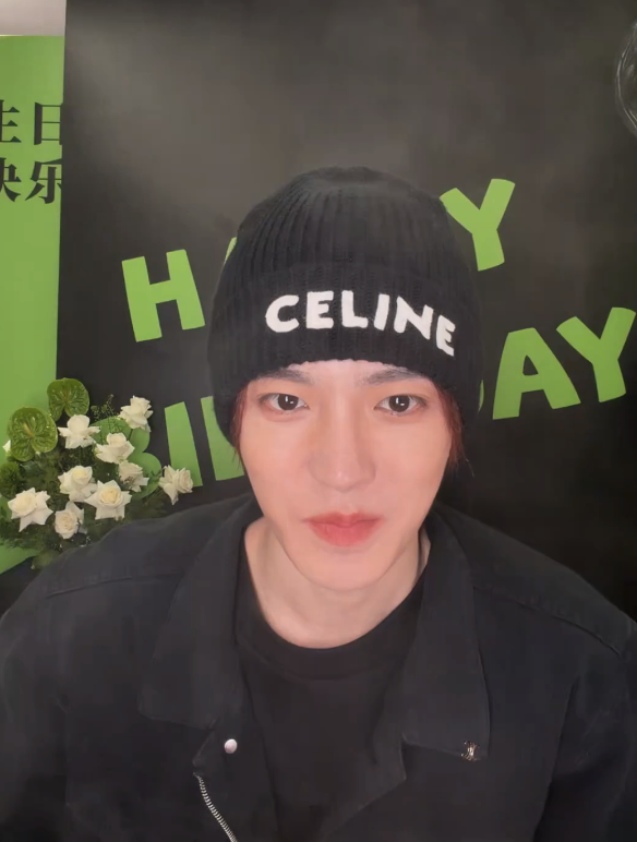 ncybear's tweet photo. #29YearsWithHouMinghao #HouMinghao
Notes as I watch his livestream>>>

- he made time to come chat with everyone
- the filming just wrapped up for the day but they haven't eaten yet so the studio prepared this
- a comment told him to hold a heart to his cheeks but he said there's so many people watching on the livestream rn, they should come see him at his shenzhen concert lol
- he says today is his bday so he wants to talk about happy things! he doesn't want to get sentimental and all, talking about the past etc