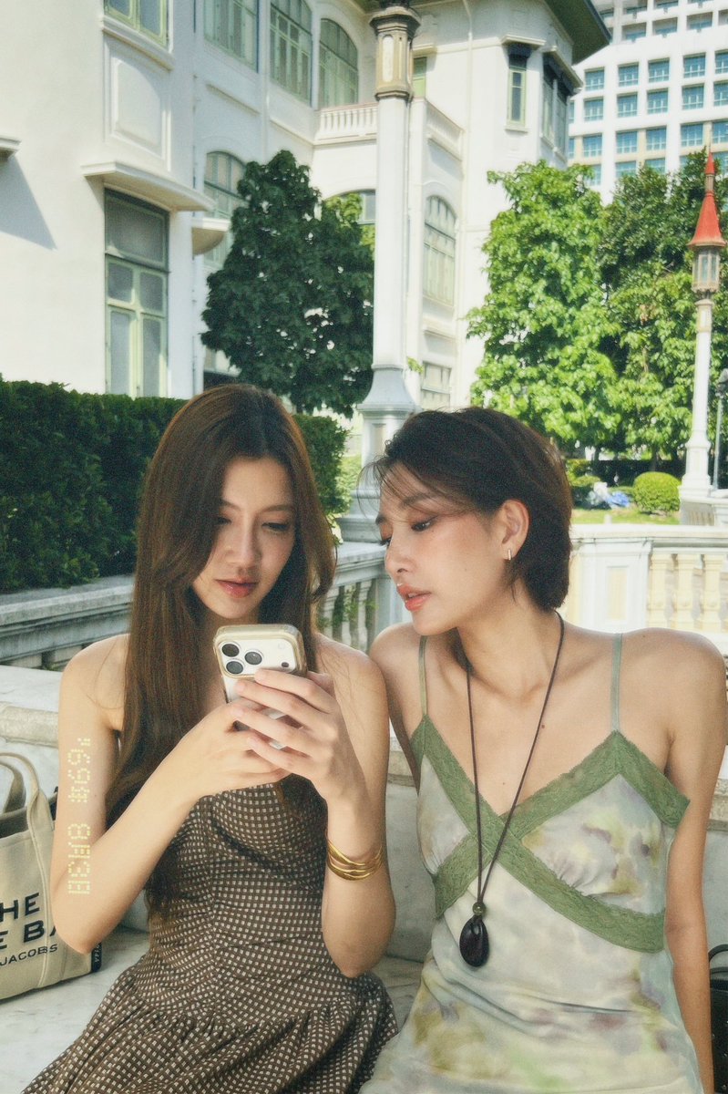 41oct's tweet photo. จดหมายเหตุวันนี้

หญิงออมพาไปลองอาหารฝาหรั่งที่วังเก่าหลังจากที่ฉันกลับมาจากลอนดอนกับท่านคุณเเม่ ฉันว่ารสดีใช้ได้และใกล้เคียงเหมือนตอนที่ฉันอยู่เมืองทางโน้น เพียงเเต่อากาศจะร้อนไปเสียหน่อย ดีที่ยังมีน้ำส้มจี๊ดดับกระหายให้พอได้ชื่นใจเสียบ้าง https://t.co/OkEq4q0r5W