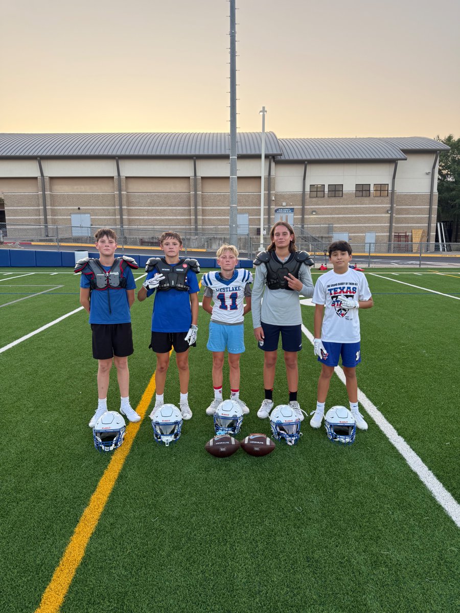 MarcelloM_2032's tweet photo. Great Sunday work with the HCMS WRs today. Dutch, AXT, Carter and Jamo. 

Locked in on timing and reps. Looking forward to the season. Grateful for the grind.

@Westlake_Nation @txqb @Elite11 @QBHitList 

#ClassOf2032 #Grateful https://t.co/C9aG3S5Wwh