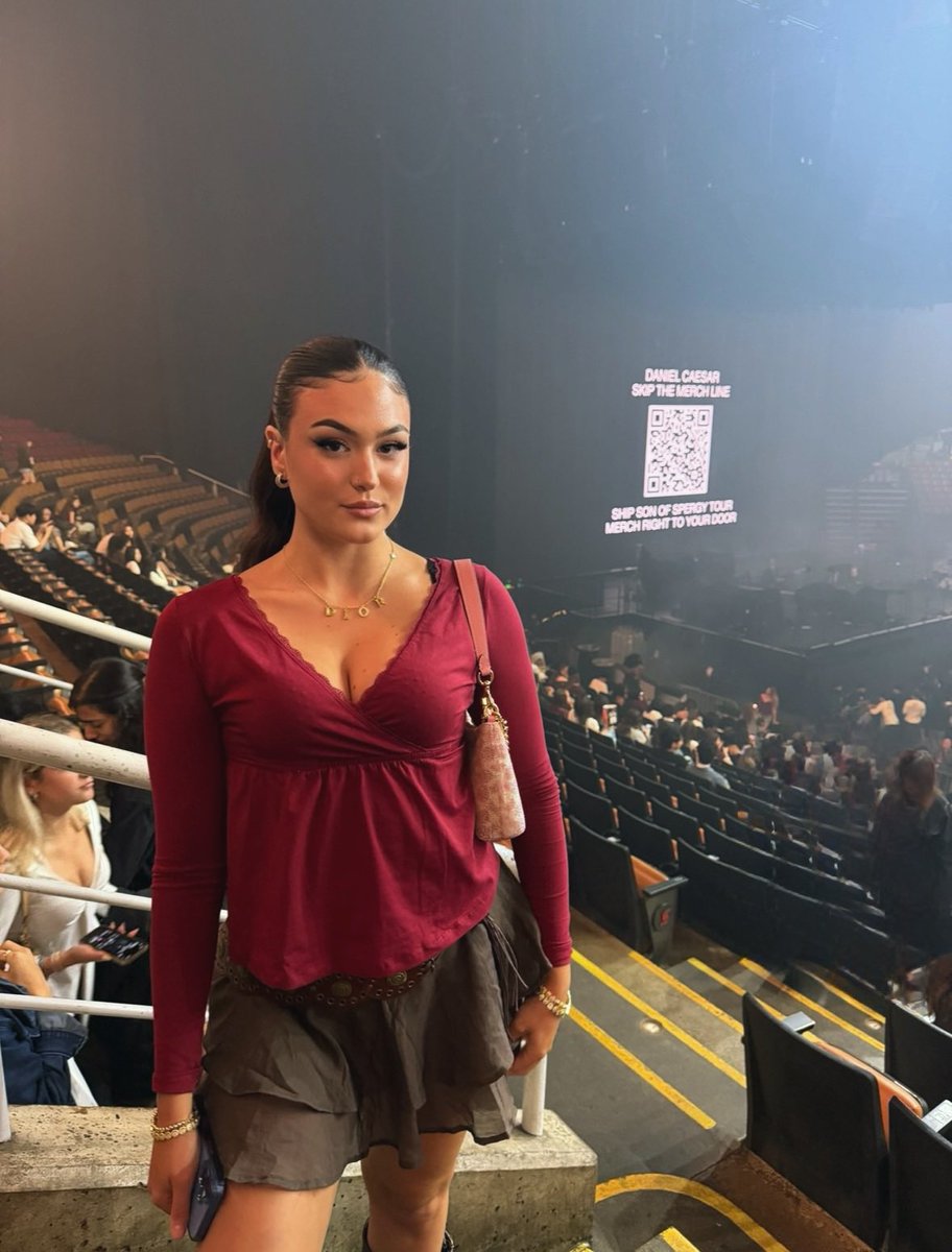 Emi_blair_'s tweet photo. another concert on your dime https://t.co/ZAK16qtJBj