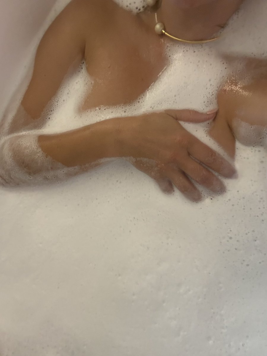 goddesssamheart's tweet photo. Enjoying the bubble bath https://t.co/S7xge3cxpi