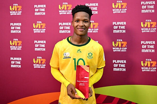 roro_bayern's tweet photo. Le président du Cape Town City, John Comitis, révèle que le Bayern a invité le jeune talent sud-africain Emile #Witbooi (17 ans) à passer un essai. Witbooi a été élu « Joueur de la saison » par ses pairs en deuxième division sud-africaine la saison dernière ; il évolue principalement au poste de milieu offensif, mais peut également jouer sur l’aile gauche.

🗣️ || John #Comitis : 

« Nous avons reçu une invitation pour qu'il se rende au #Bayern Munich, que nous étudions actuellement, dans son intérêt, afin qu'il puisse évaluer le niveau qu'il doit atteindre. Il a déjà effectué un essai à Chelsea et s'est rendu au Sporting de Lisbonne à sa demande. » 

[@SNAWA_MetroFmSA]