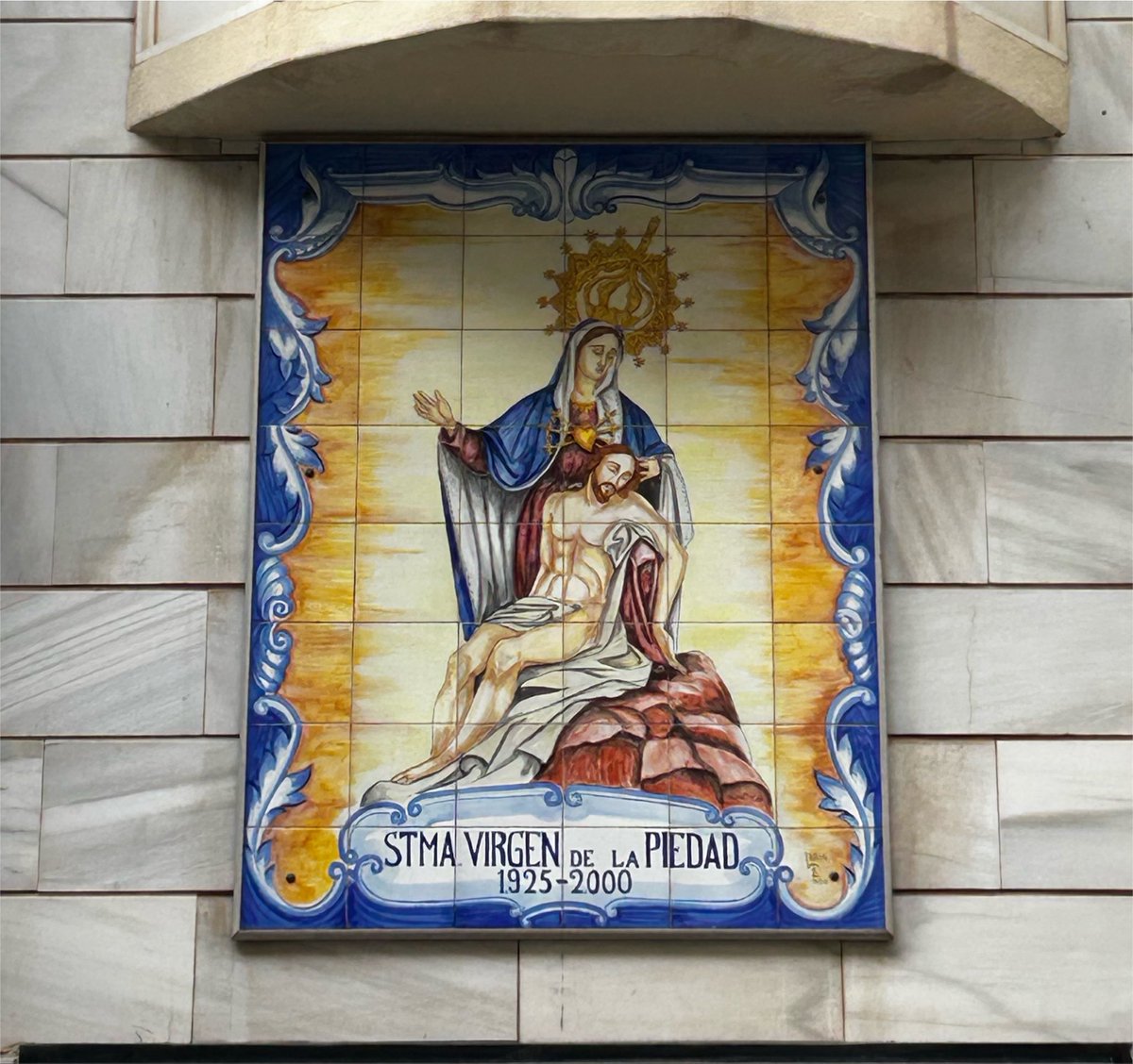 jaimeam__'s tweet photo. Me gusta mucho eso de ir por la calle y encontrarme retablos de azulejos en cada esquina! https://t.co/fSbwq1N7QN