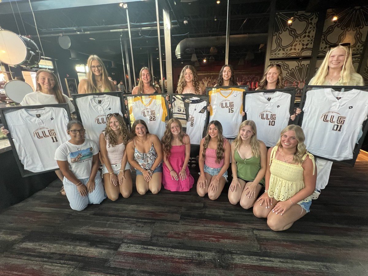 MakGarcia15's tweet photo. Absolutely nothing can compare to the love I have for these girls and this time. LLG will always be home to me. Ended my last summer season with a .357 batting average and 2 strikeouts. The memories that have been made with these girls will live with me forever🤍⚡️ https://t.co/Lgr6NvKdlm