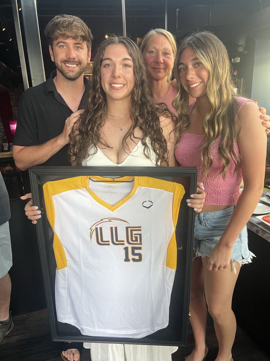 MakGarcia15's tweet photo. Absolutely nothing can compare to the love I have for these girls and this time. LLG will always be home to me. Ended my last summer season with a .357 batting average and 2 strikeouts. The memories that have been made with these girls will live with me forever🤍⚡️ https://t.co/Lgr6NvKdlm