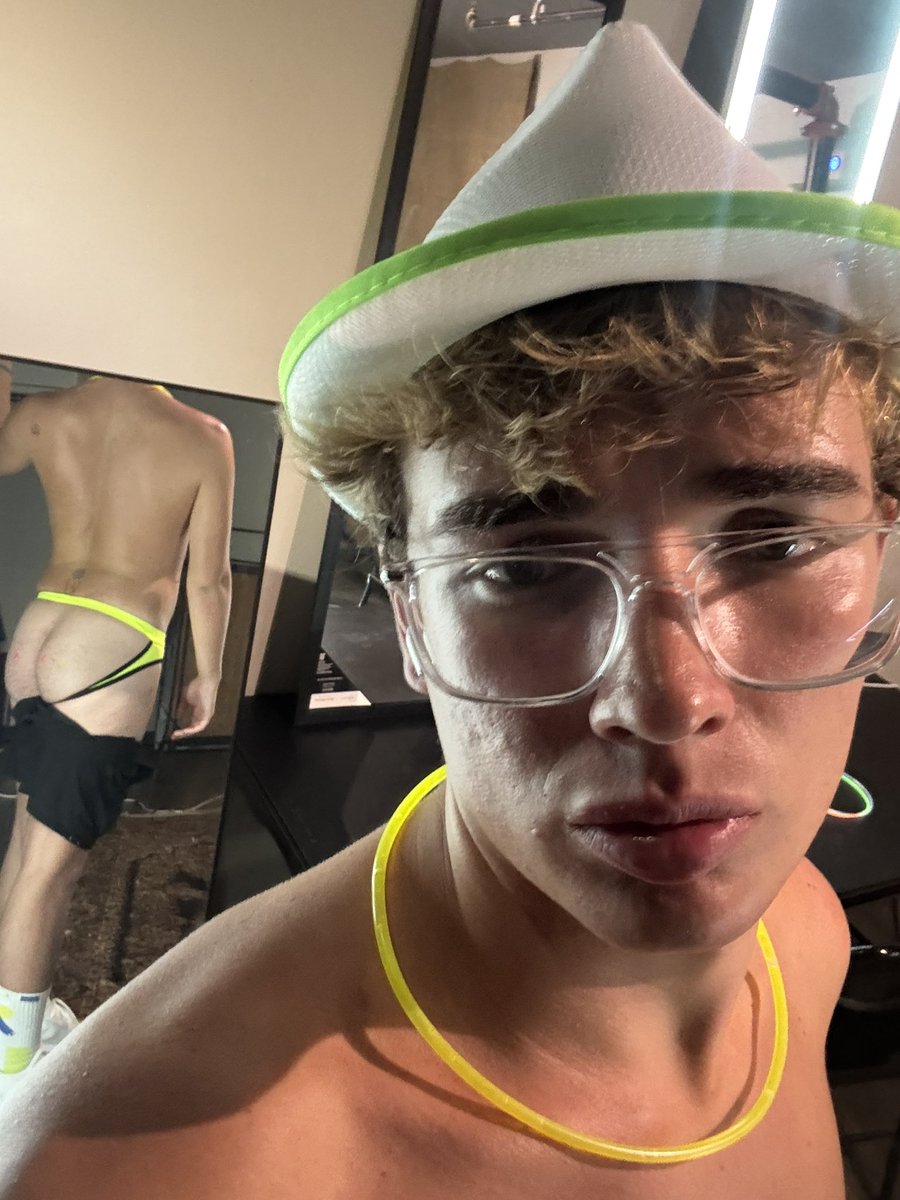 WestternP's tweet photo. Who’s else Saturday included a glow party 👀 #twunk #glow https://t.co/J30VY06XR1