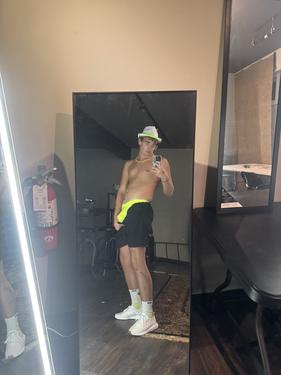 WestternP's tweet photo. Who’s else Saturday included a glow party 👀 #twunk #glow https://t.co/J30VY06XR1