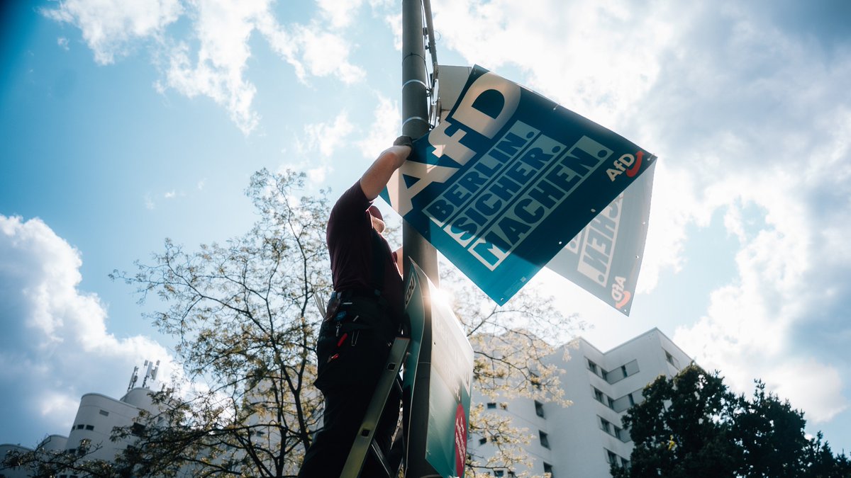 HendrikPauli's tweet photo. Gestern, Auftakt zum Straßenwahlkampf: bestens gelaunte, stabile Mitstreiter, toller Zuspruch von Passanten und Neuköllner Straßen, die jetzt in AfD-blau strahlen.

Macht mit, kommt zur #AfDNeukölln!

#AfD #AfDBerlin #AGHWahl #Wahlkampf #Neukölln #Rudow #BerlinStarkMachen https://t.co/5alzS4xqXH