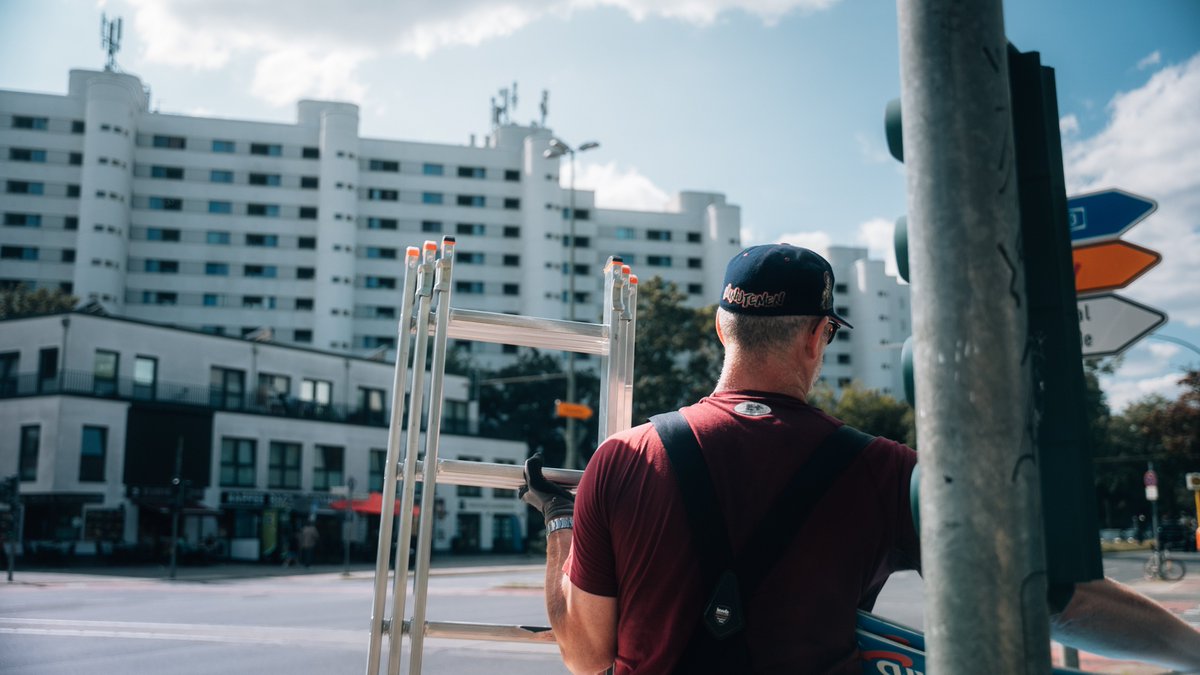 HendrikPauli's tweet photo. Gestern, Auftakt zum Straßenwahlkampf: bestens gelaunte, stabile Mitstreiter, toller Zuspruch von Passanten und Neuköllner Straßen, die jetzt in AfD-blau strahlen.

Macht mit, kommt zur #AfDNeukölln!

#AfD #AfDBerlin #AGHWahl #Wahlkampf #Neukölln #Rudow #BerlinStarkMachen https://t.co/5alzS4xqXH