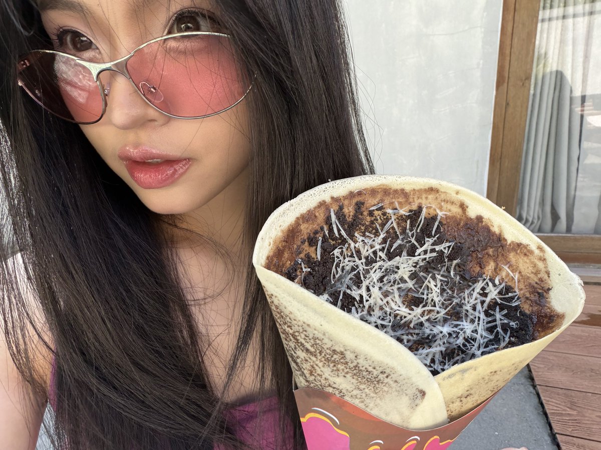 Y_CynthiaJKT48's tweet photo. Met turuuu,, semoga gak tergoda sama makanan crepes jumbo aku 😋😋😋 https://t.co/u0Q0pY6nDh