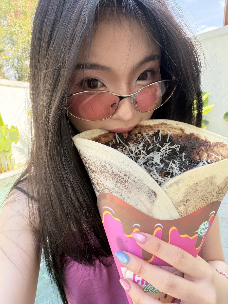 Y_CynthiaJKT48's tweet photo. Met turuuu,, semoga gak tergoda sama makanan crepes jumbo aku 😋😋😋 https://t.co/u0Q0pY6nDh