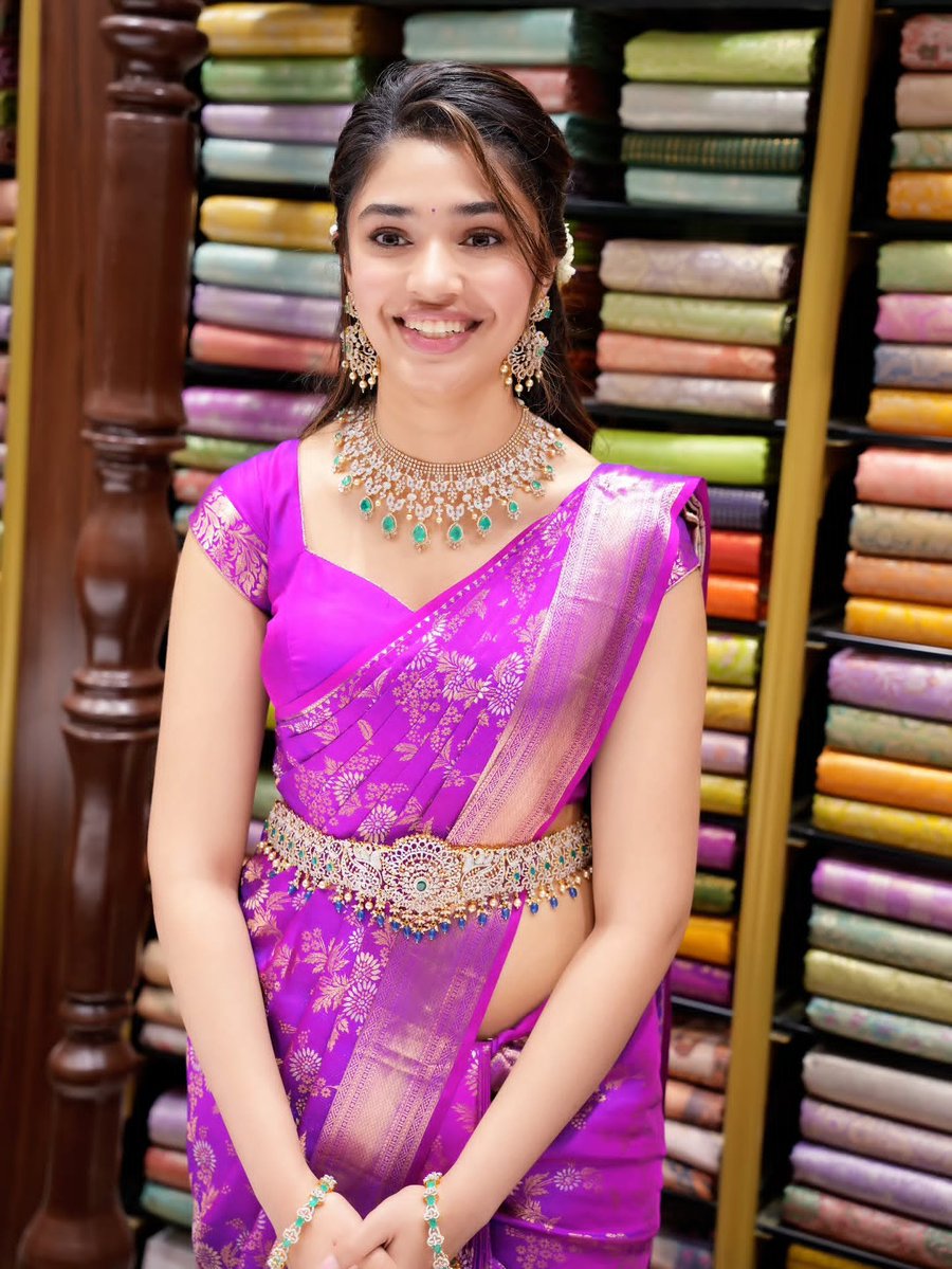 wvmediaa's tweet photo. Krithi Shetty at the Vaahini Shopping Mall grand opening in Mancherial, Telangana ✨💗/1

#Krithi #KrithiShetty https://t.co/oM8BIp81CS
