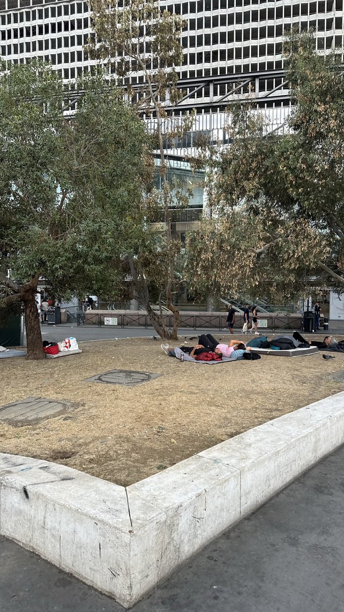 EricKLein_'s tweet photo. C’est de pire en pire à la Gare Montparnasse. La gare elle même commence à tomber en ruine. https://t.co/UwLhioHkky
