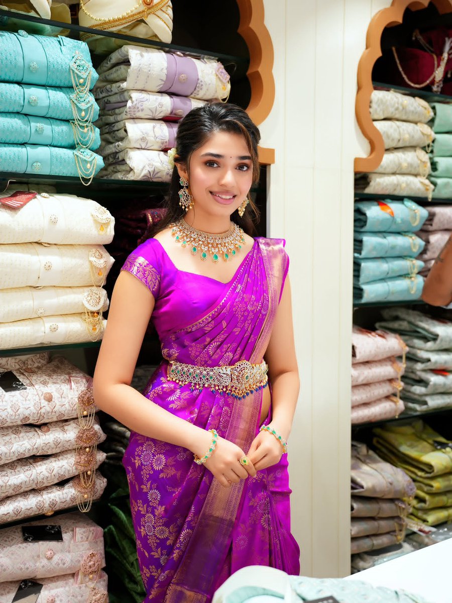 wvmediaa's tweet photo. Krithi Shetty at the Vaahini Shopping Mall grand opening in Mancherial, Telangana ✨💗/1

#Krithi #KrithiShetty https://t.co/oM8BIp81CS