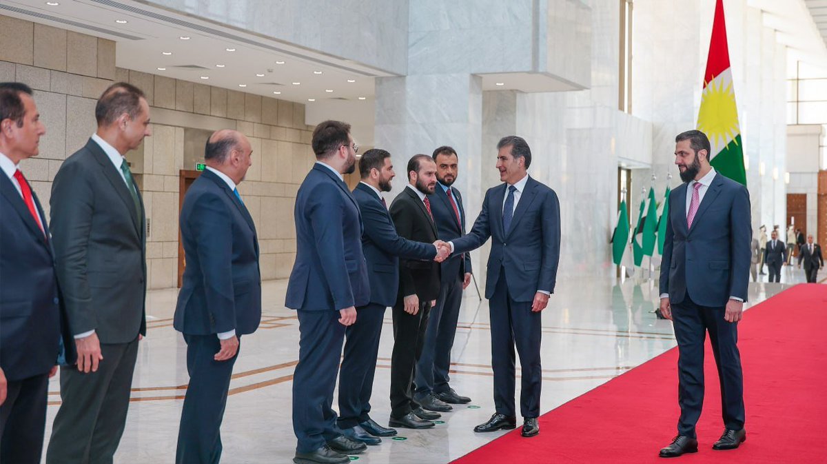 seemon19871's tweet photo. الرئيس السوري
 أحمد الشرع
 ورئيس إقليم كوردستان 
نيجيرفان بارزاني 

بحثا خلال لقائهما
 العلاقات بين الجانبين وسبل تعزيز التعاون والتنسيق
 ولا سيما في المجال الاقتصادي
 إلى جانب مناقشة مستجدات الأوضاع في المنطقة
 وعدد من القضايا ذات الاهتمام المشترك
 بما يسهم في دعم الأمن والاستقرار 
وتعزيز التعاون الإقليمي