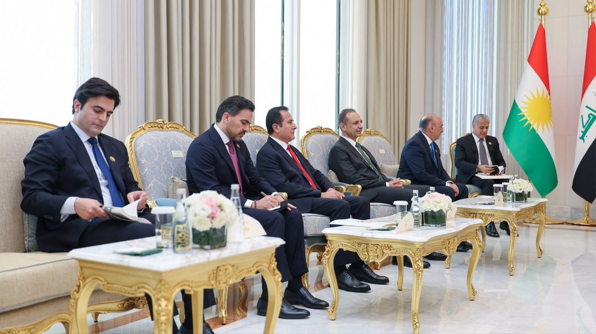 seemon19871's tweet photo. الرئيس السوري
 أحمد الشرع
 ورئيس إقليم كوردستان 
نيجيرفان بارزاني 

بحثا خلال لقائهما
 العلاقات بين الجانبين وسبل تعزيز التعاون والتنسيق
 ولا سيما في المجال الاقتصادي
 إلى جانب مناقشة مستجدات الأوضاع في المنطقة
 وعدد من القضايا ذات الاهتمام المشترك
 بما يسهم في دعم الأمن والاستقرار 
وتعزيز التعاون الإقليمي