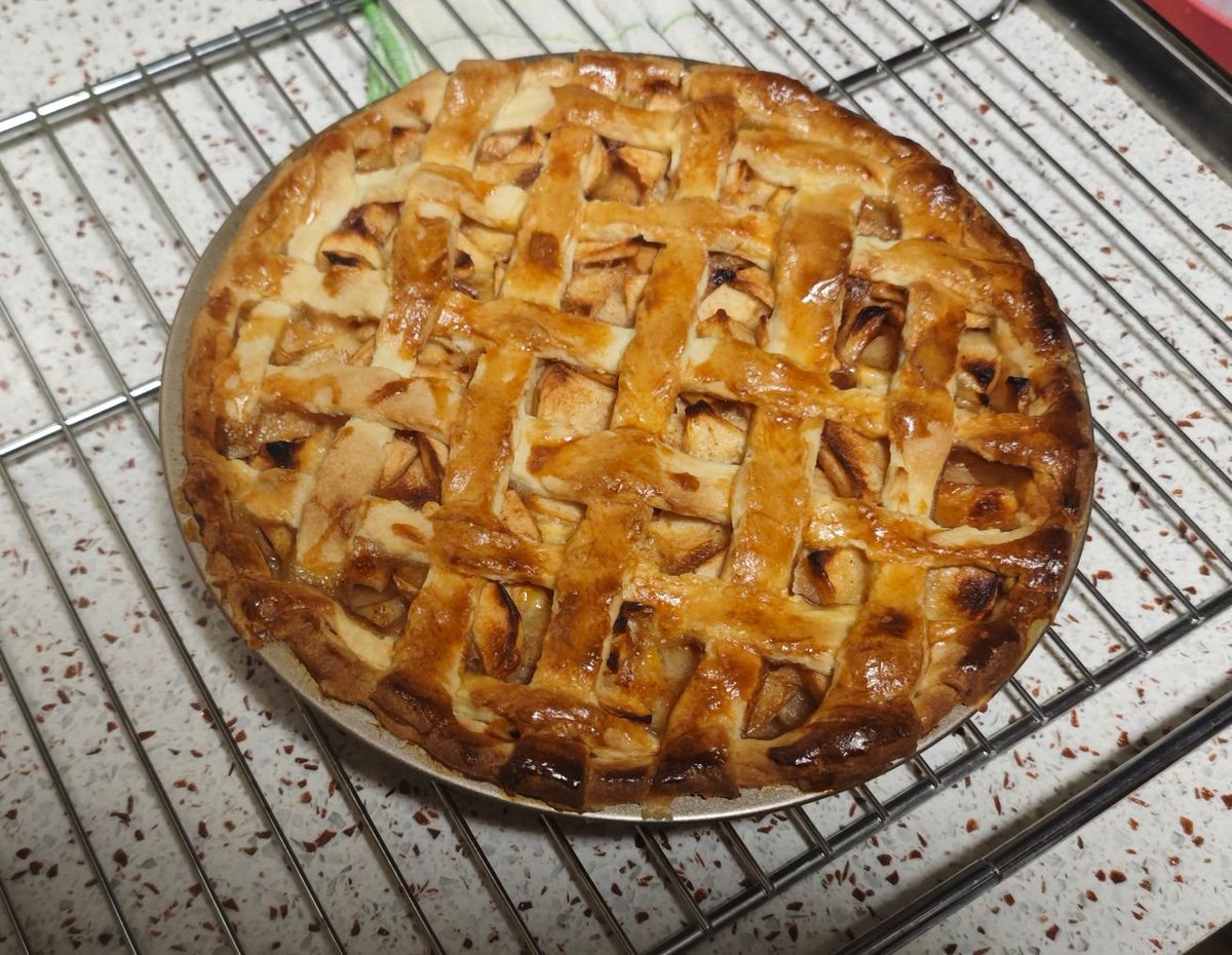 DerAlteHans's tweet photo. My first home made pie in my life, tasty as my sweet dream. https://t.co/A147kA8yfI
