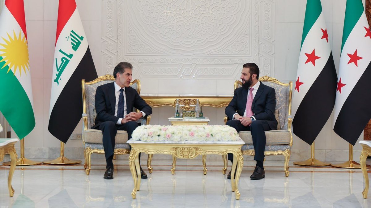 seemon19871's tweet photo. الرئيس السوري
 أحمد الشرع
 ورئيس إقليم كوردستان 
نيجيرفان بارزاني 

بحثا خلال لقائهما
 العلاقات بين الجانبين وسبل تعزيز التعاون والتنسيق
 ولا سيما في المجال الاقتصادي
 إلى جانب مناقشة مستجدات الأوضاع في المنطقة
 وعدد من القضايا ذات الاهتمام المشترك
 بما يسهم في دعم الأمن والاستقرار 
وتعزيز التعاون الإقليمي