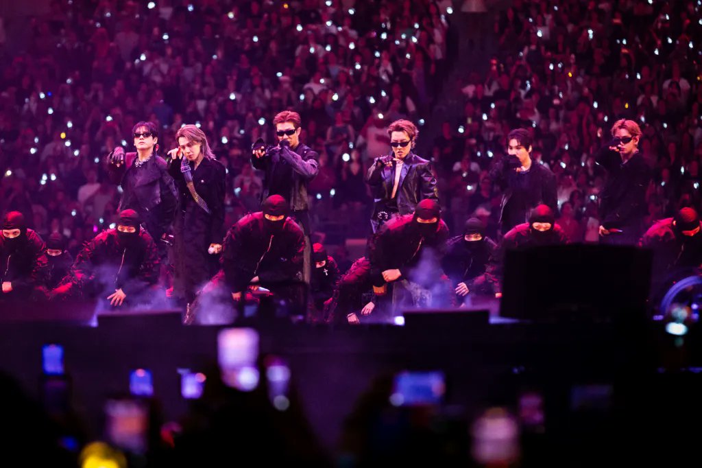 RollingStone's tweet photo. BTS’ Arirang Tour Takes New York (and New Jersey)

See our best photos from the superstars' stadium shows on Aug. 1 and 2, from the fans to the stage. 

📸 https://t.co/yqOFILVrDi https://t.co/NaVxDQfzqq