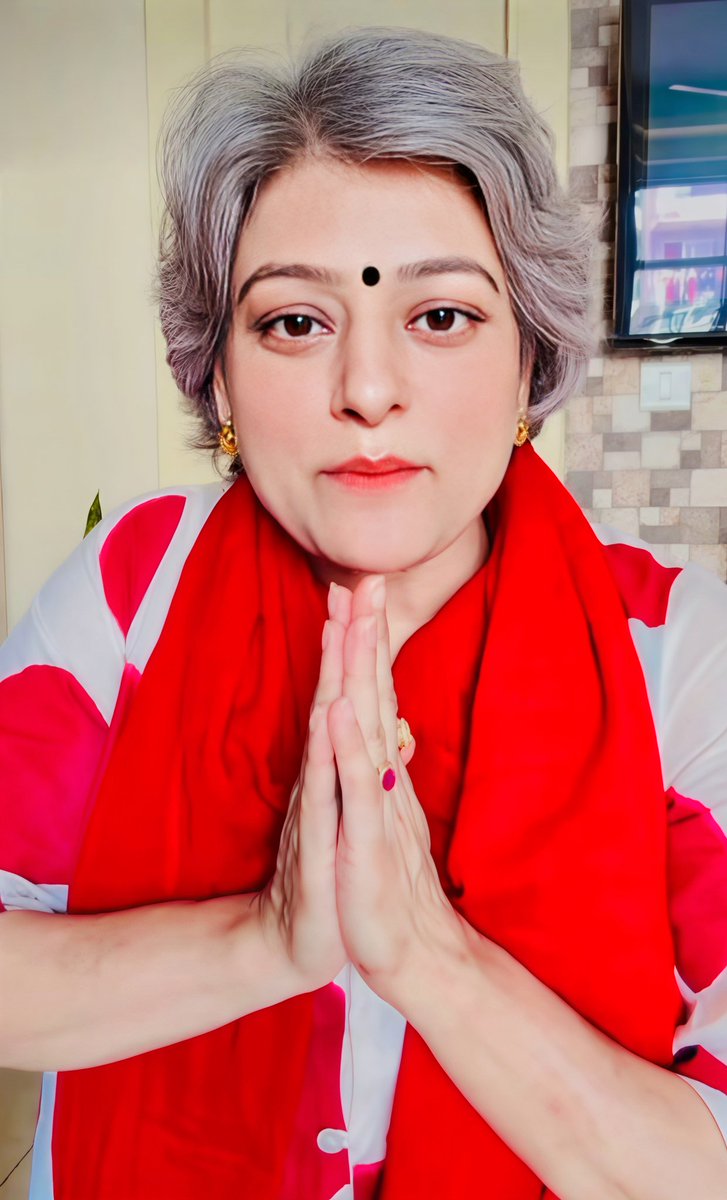 Nargis_Bano78's tweet photo. न्यूज 24 की महिला पत्रकार गरिमा सिंह की हिम्मत और हौसले को सलाम , 

न्यूज़ 24 के शो " सबसे बड़ा सवाल " अब गरिमा सिंह कभी नहीं पूछ पाएगी क्योंकि अब गरिमा सिंह ने न्यूज़ 24 से इस्तीफा दे दिया है , गरिमा सिंह का कहना है कि वो दबाव वाली पत्रकारिता नहीं कर सकती,

 न्यूज 24 की वरिष्ठ पत्रकार गरिमा सिंह ने इस्तीफा देने के बाद सत्ता पक्ष को आइना दिखाते हुए 27 दिन बाद सोशल मीडिया पर बड़ा खुलासा करते हुए कहा कि 
 देश में ऐसा समय दूर नहीं जब सत्ता से सवाल पूछने पर उपद्रवी लोग मीडिया संस्थानों और स्टूडियो तक पहुंच जाएंगे , 

गरिमा सिंह को लगने लगा है कि पत्रकार अब दबाव में पत्रकारिता करते है , जिससे उन्हें गोदी मीडिया कहा जाने लगा है , क्योंकि वो अब सत्ता पक्ष से सवाल ना करके सिर्फ सत्ता पक्ष की गुलामी करते है और जनता का मुद्दा नहीं उठाते है , जबकि पत्रकार की असली पत्रकारिता वही होती है जिसमे वो सत्ता पक्ष से गलत के खिलाफ़ खुलकर सवाल पूछे और जनता के मुद्दे उठाए ,

गरिमा सिंह की पत्रकारिता पहचान टीवी बहस में बिना शोर-शराबे या चीख-पुकार के शांत और मुस्कुराते हुए सत्ता पक्ष व विपक्ष दोनों से तीखे और असहज करने वाले सवाल पूछने की रही है , लेकिन अब थक हार कर उन्होंने न्यूज 24 को अलविदा कह दिया है ,