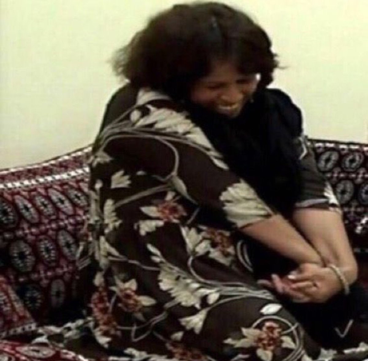 l_3li20's tweet photo. جايه متاخره و كانوا الموظفين ماسكين سِرا للبصمه قام المسؤول قال وخروا كلكم خلوها تدخل تبصم قبلكم بعدين انتوا 💃🏻💃🏻💃🏻💃🏻 https://t.co/PW9eeWlWYR