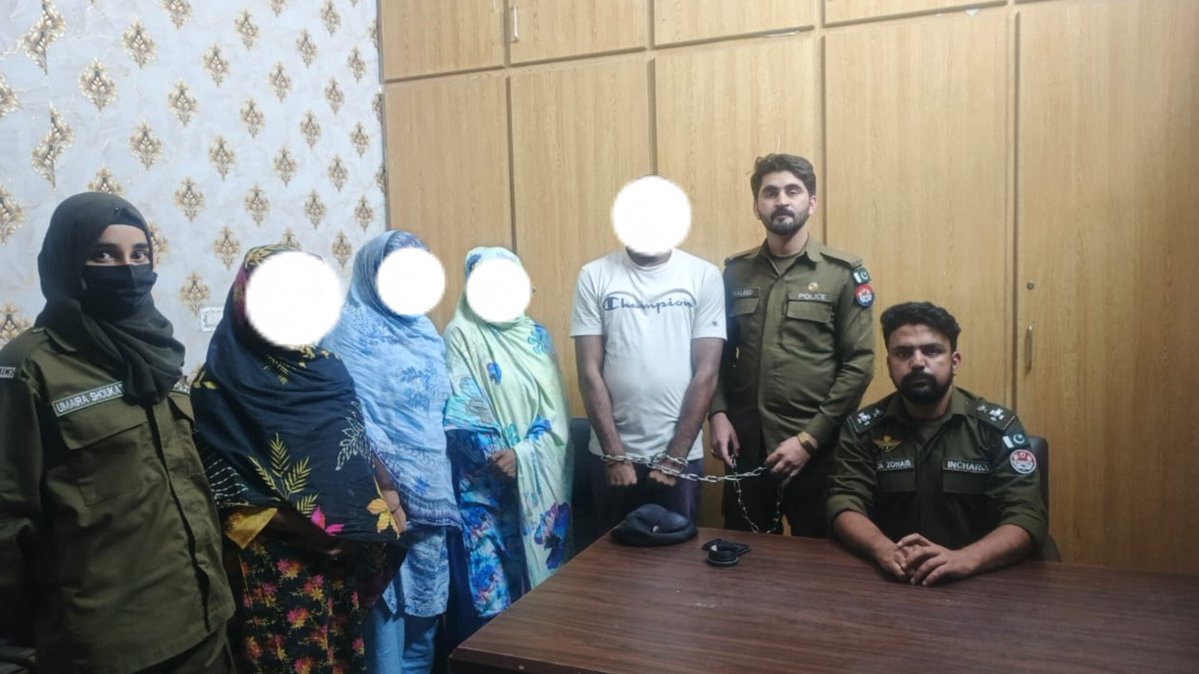 MurreePolice's tweet photo. ڈی پی او مری رضا تنویر سپرا کی ہدایت پر جسم فروشی کے مکروہ دھندے اور اس سے متعلقہ لین دین میں ملوث عناصر کے خلاف کارروائی، ایک مرد اور تین خواتین سمیت 04 ملزمان گرفتار۔ ملزمان کے خلاف مقدمہ درج کر کے قانونی کارروائی جاری ہے۔
مری پولیس سماجی برائیوں کے خاتمے کے لیے پرعزم ہے۔ https://t.co/pSCQgu7J9B